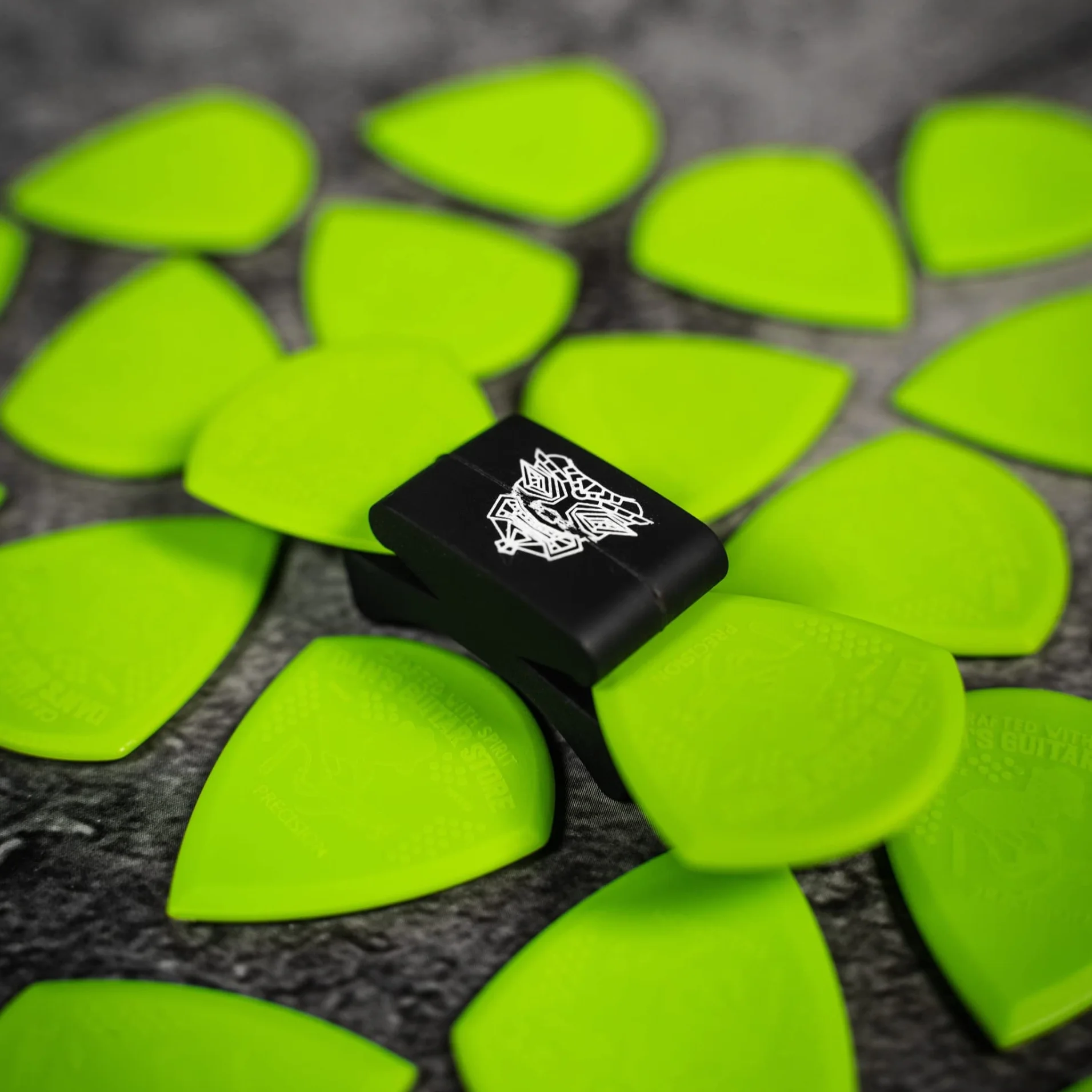 Dan's Guitar Store The Precision Pick Mini – zestaw 10 sztuk – wysokiej jakości High Grip Extra Precision High Visible kostki do gitary