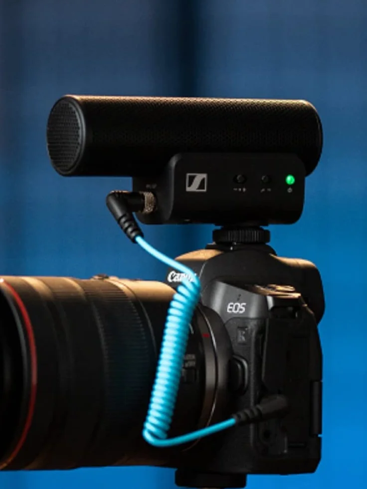 Sennheiser MKE 400 kierunkowy mikrofon do kamery strzelby, wbudowana ochrona przed wiatrem i amortyzacja wstrząsów, dla vlogerów i twórców, 3,5 mm kable TRS i TRSS w zestawie, czarny (508898)