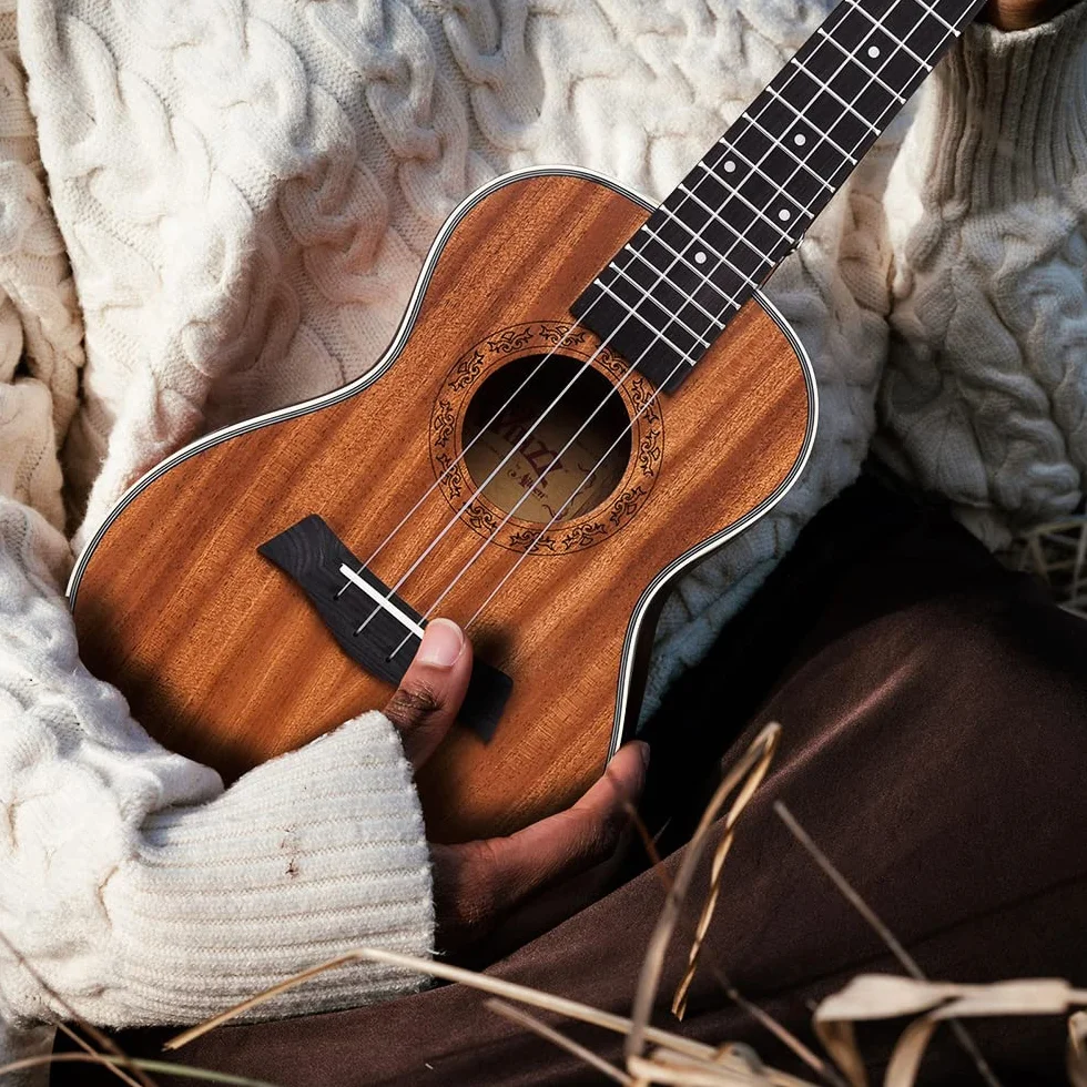 Winzz Ukulele koncertowe 60 cm dla dorosłych początkujących, mahoniowe drewniane ukulele zestaw startowy ze stojakiem i kapodastrem