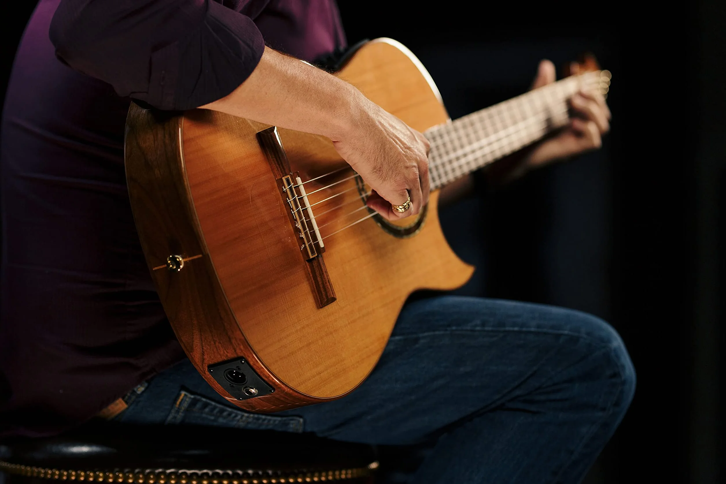 Ortega Guitars Classical Electro-Acoustic Guitar – Wąski Gryf, Korpus Thinline – Seria Signature – Lity Cedr/Orzech, Wykończenie Naturalne