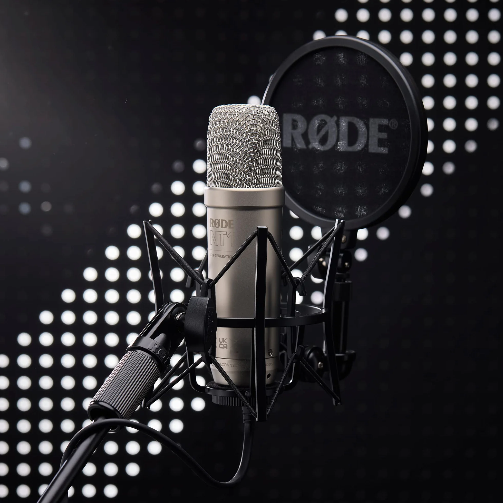 RØDE Studyjny mikrofon pojemnościowy NT1 5. generacji z dużą membraną, wyjściami XLR i USB, mocowaniem antywstrząsowym oraz pop filtrem do produkcji muzycznej, nagrywania wokalu i podcastów, Srebrny