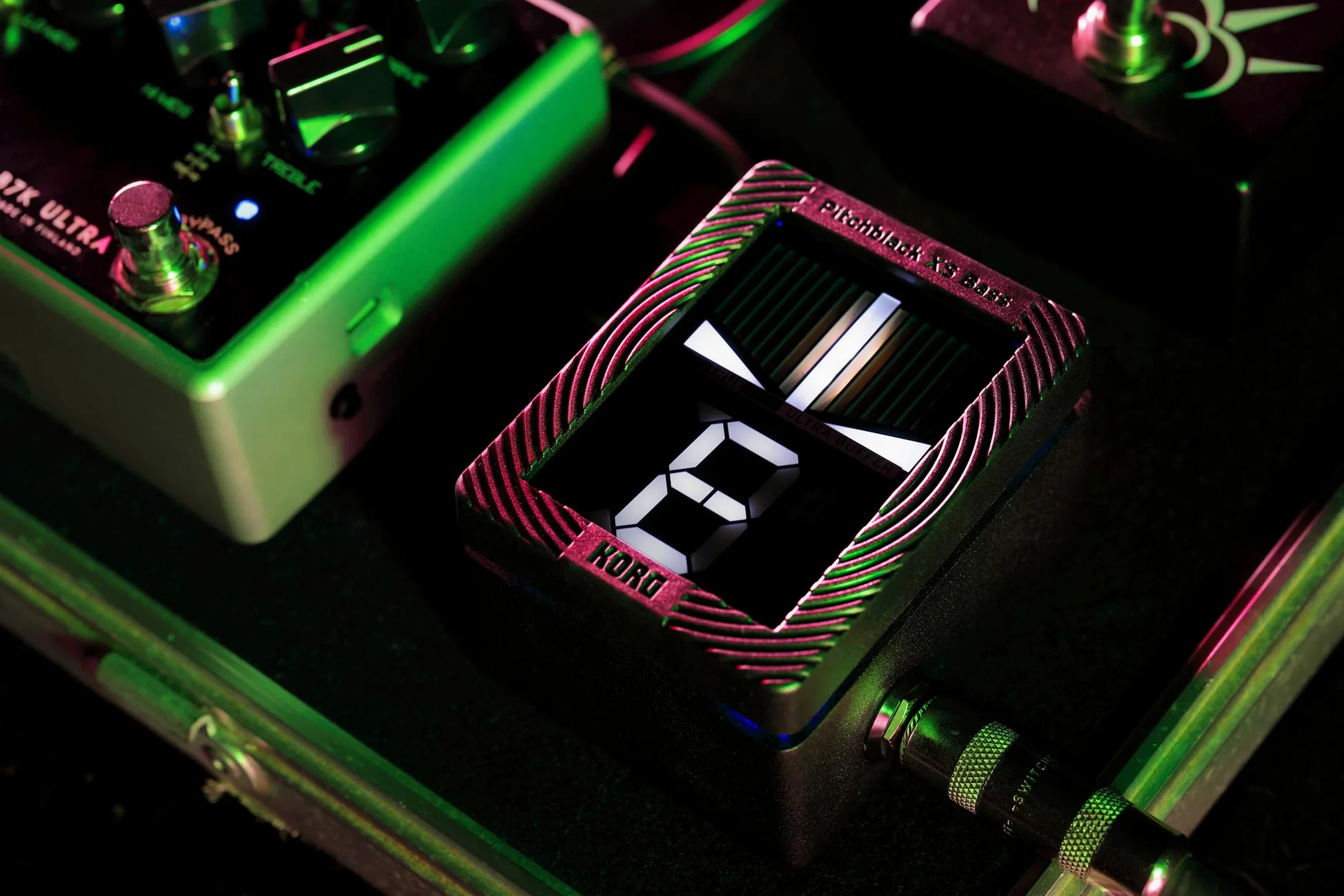 Korg Pitchblack X Series PB-XS-BASS - Kompaktowy Chromatyczny Tuner Pedałowy do Gitary Basowej - Czarny