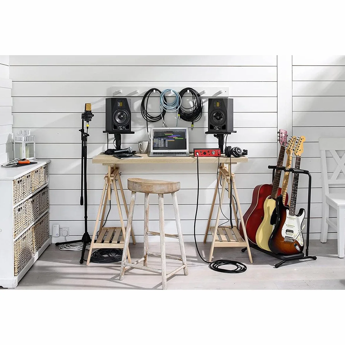 Interfejs audio Focusrite Clarett+ 2Pre zasilany USB-C do produkcji muzyki, z dwoma profesjonalnymi przedwzmacniaczami i wydajnymi wyjściami słuchawkowymi/instrumentami o wysokiej wierności
