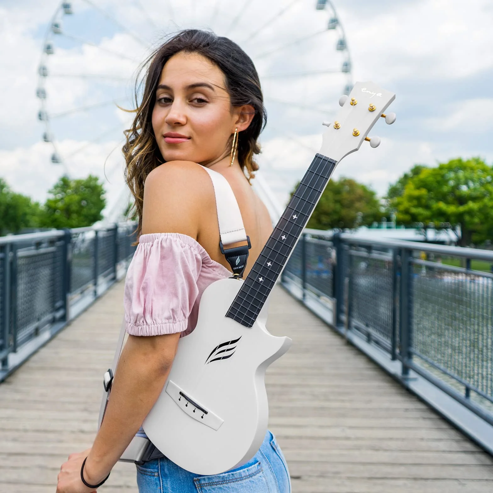 Enya Ukulele koncertowe Nova U 53 cm z włókna węglowego, dla początkujących i zaawansowanych użytkowników, z torbą i paskiem Capo wodoszczelne (białe)