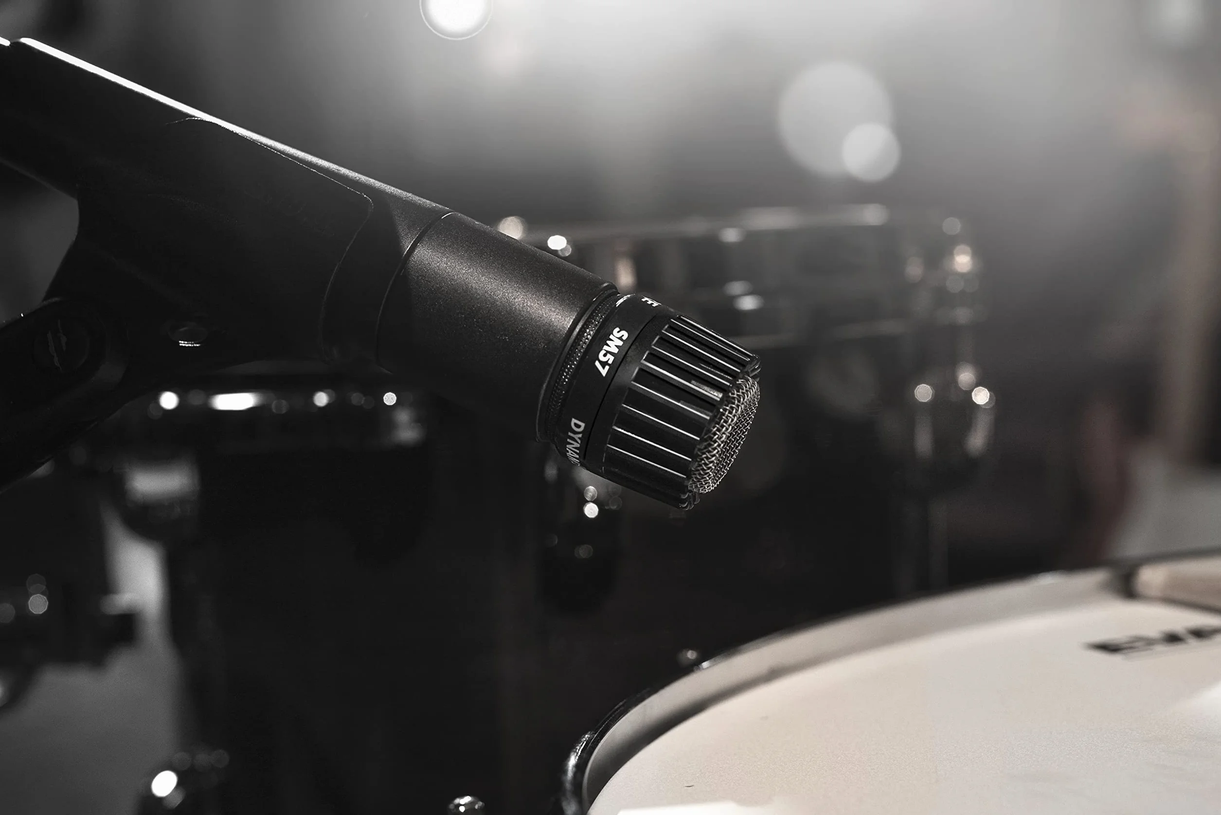 Shure SM57 Dynamiczny mikrofon instrumentalny z pneumatycznym mocowaniem wstrząsowym, klipsem A25D, torbą, złączem XLR