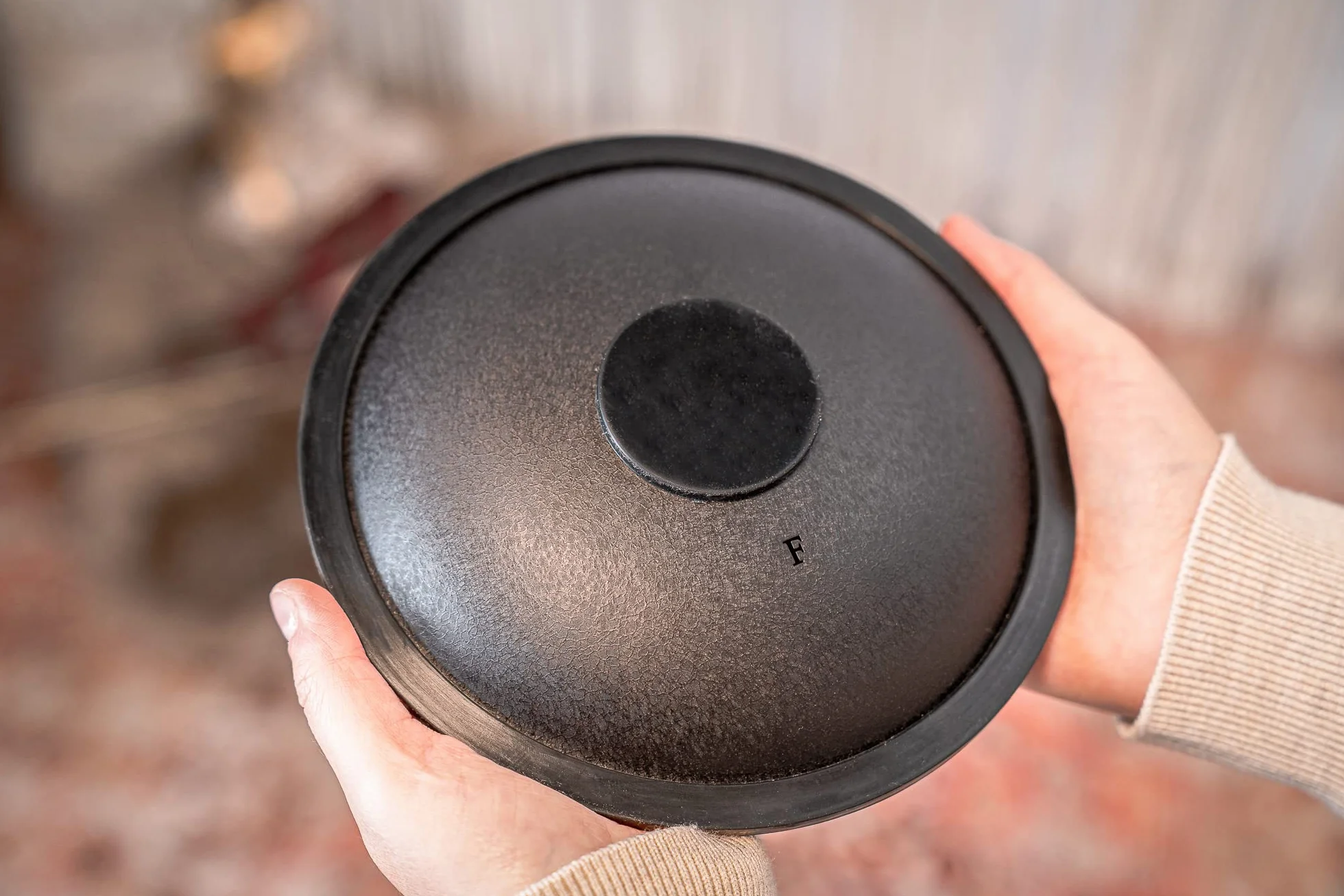 Sonic Energy Steel Tongue Drum – Mały 7-calowy Bęben w Tonacji F-moll – Instrument ze Stali Nierdzewnej do Medytacji, Jogi, Dla Dzieci – w Zestawie z Pałeczkami i Woreczkiem (SSTD1BK)