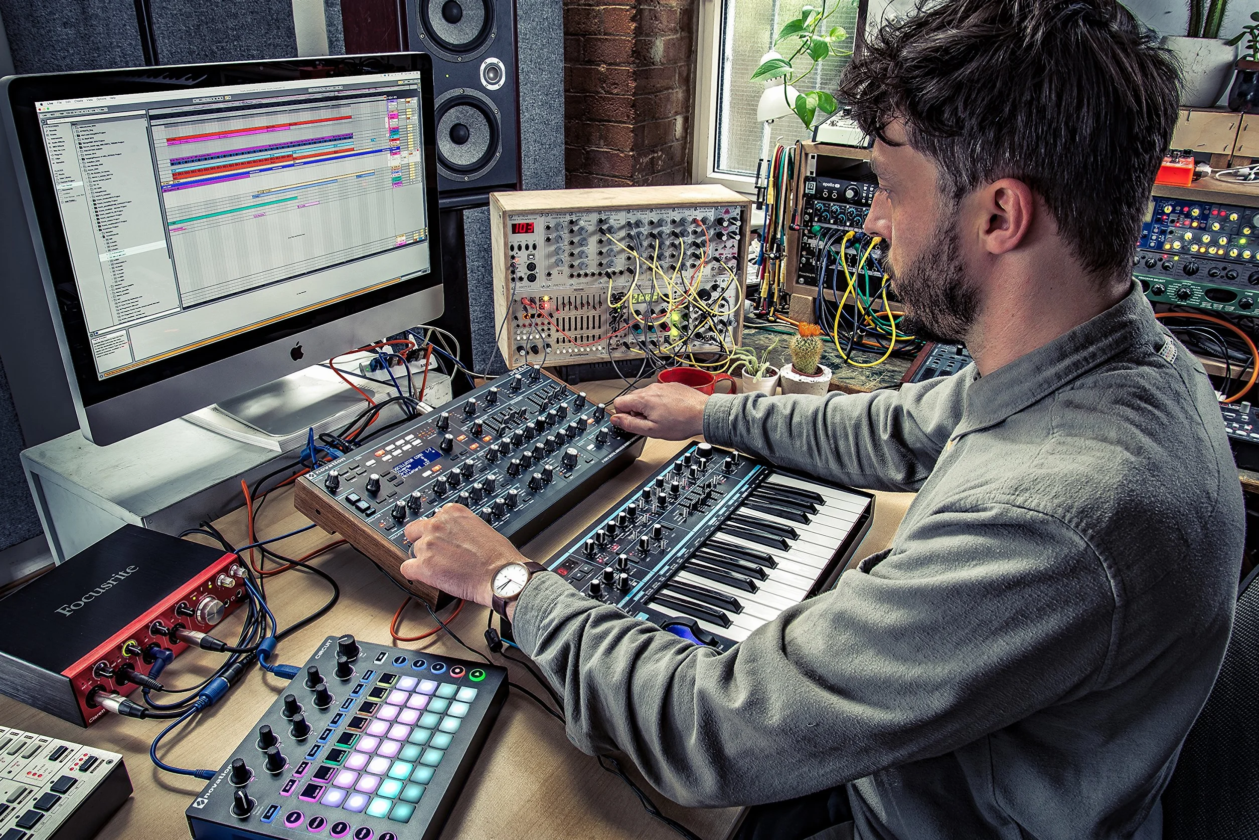 Novation Peak 8-głosowy pulpit polifoniczny syntezator z 2 LFO na głos, 16-gniazdowa matryca modulacyjna, 3 analogowe punkty zniekształceń i efekty cyfrowe