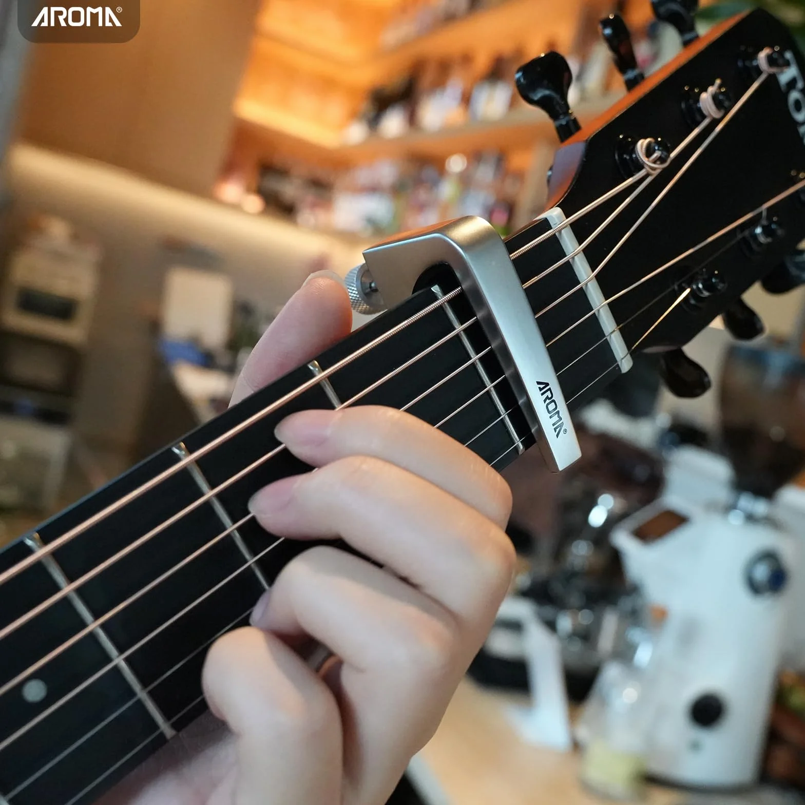 Aroma Profesjonalny Kapodaster do Gitary z Regulacją Napięcia do 6-Stringowych Gitar Akustycznych i Elektrycznych Bez Brzęczenia, Szybkie Zdejmowanie, Stop Cynku (srebrny)
