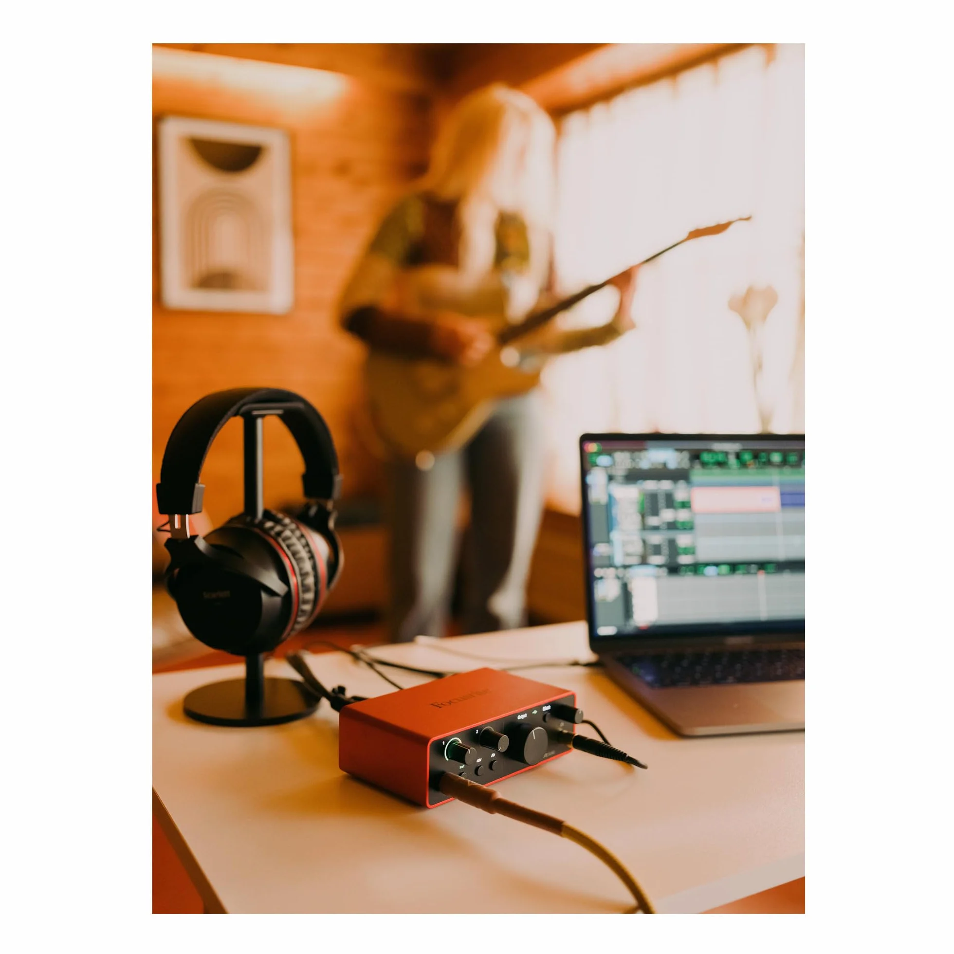 Focusrite Scarlett Interfejs audio USB Solo 4. generacji dla gitarzystów, wokalistów lub producentów – wysoka precyzja, studyjna jakość nagrań i kompletne oprogramowanie do nagrywania