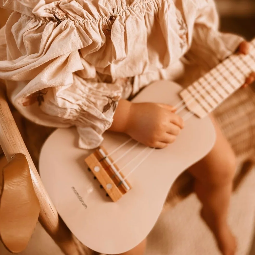 Mamabrum, Drewniana gitara dla dzieci, Ukulele dla niemowląt, Instrumenty muzyczne do zabawy, Uczy prostych akordów, Stymuluje słuch, Imituje prawdziwy instrument, Odgrywanie ról - gitarzysta, Różowy