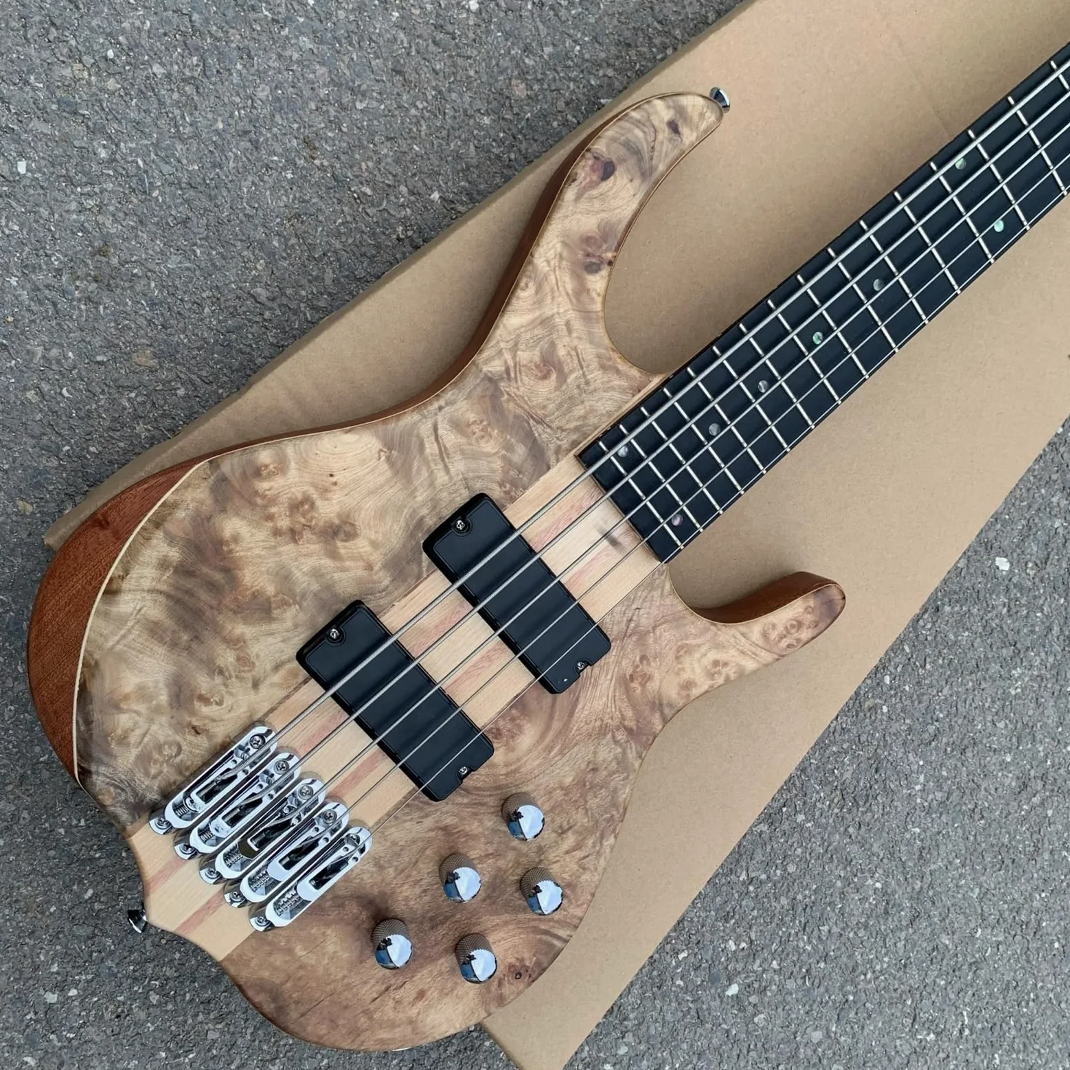 Pięciostrunowa Gitara Basowa Z Litego Drewna Wzmacniacz Na Jednej Płycie Gryf Korpus Typu Sandwich