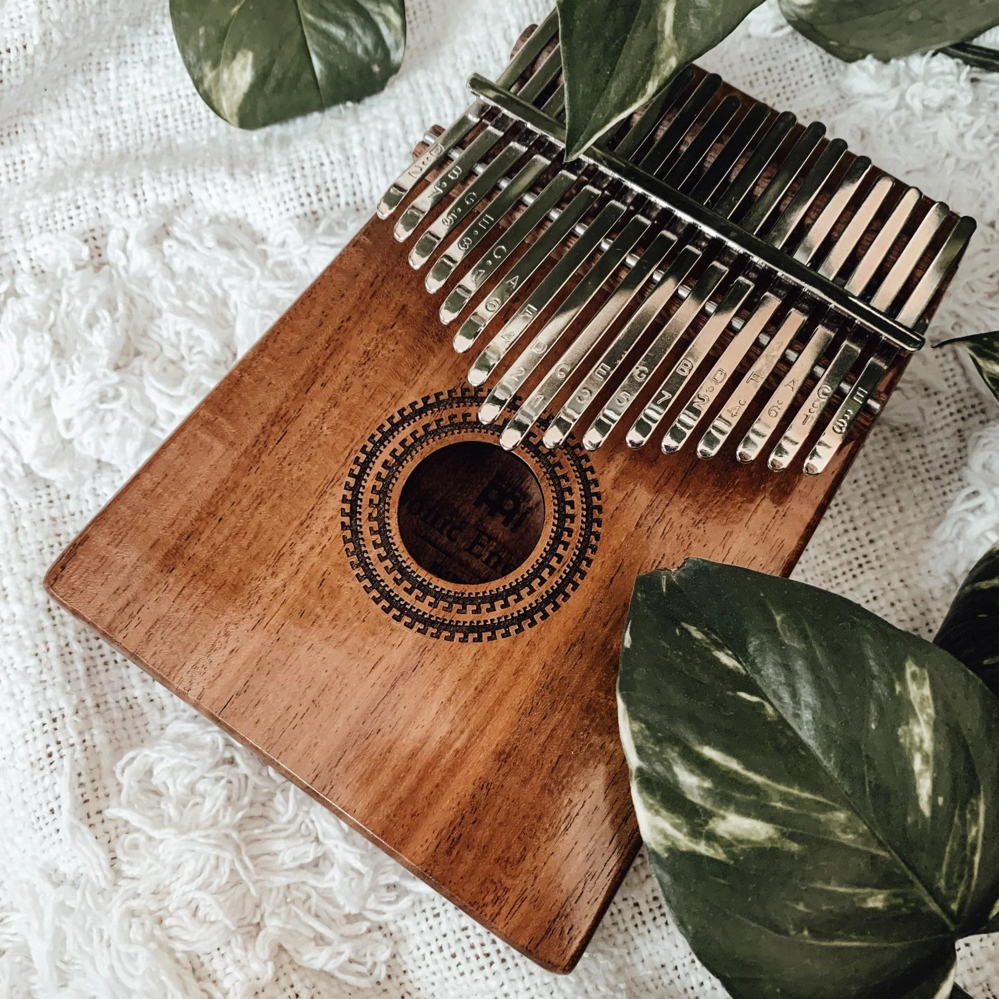 Kalimba Sonic Energy z Otworem Rezonansowym – 17 Dźwięków w Tonacji C-dur – do Medytacji, Sekcji Perkusyjnej i Jogi – Akacja – z Akcesoriami (KL1707H)