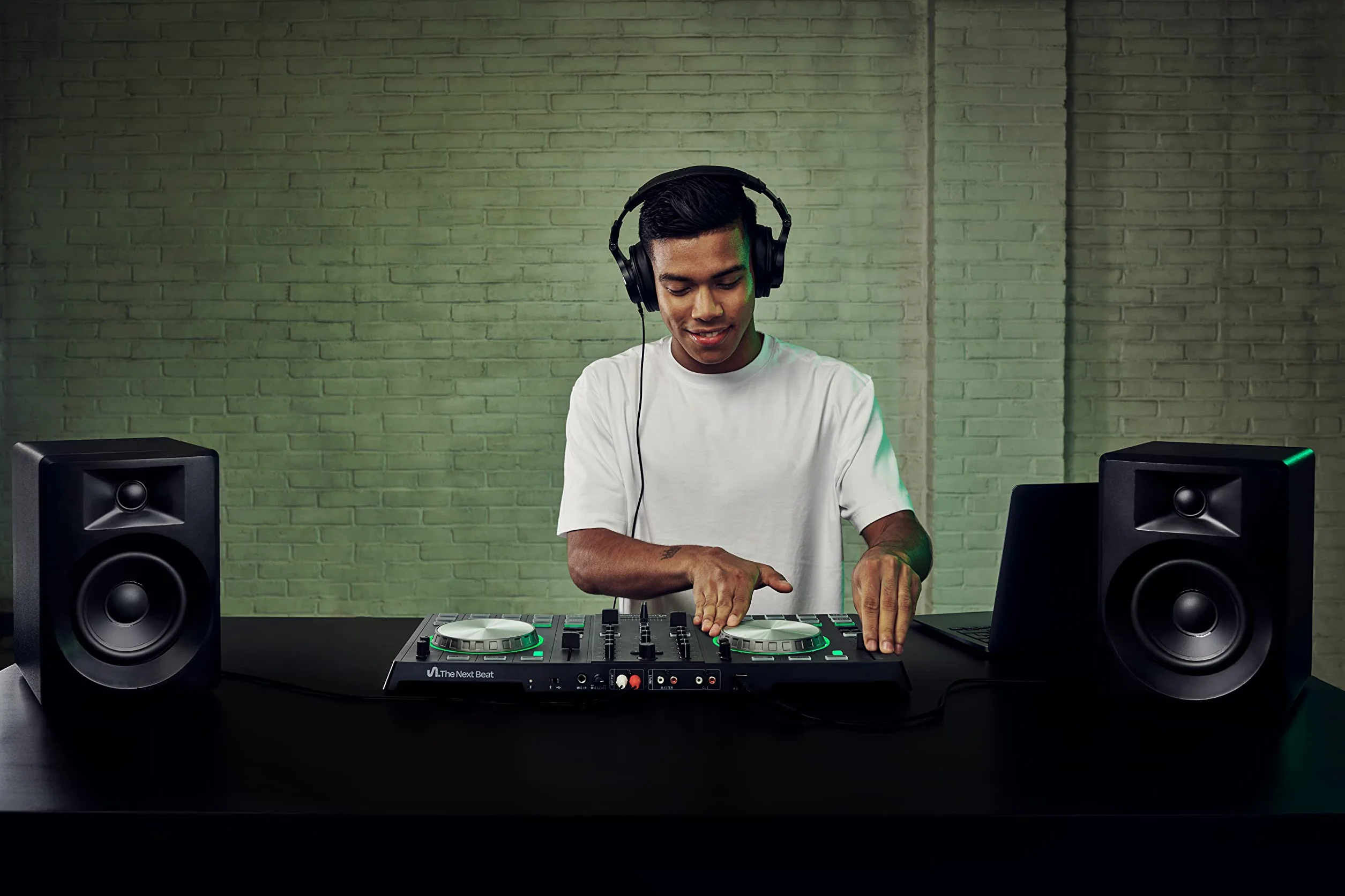 The Next Beat Tiësto DJ Controller - Łatwa profesjonalna nauka - wtyczka brytyjska - Lekcje online i aplikacje DJ w zestawie - bezpłatny 30-dniowy okres próbny muzyki Beatport