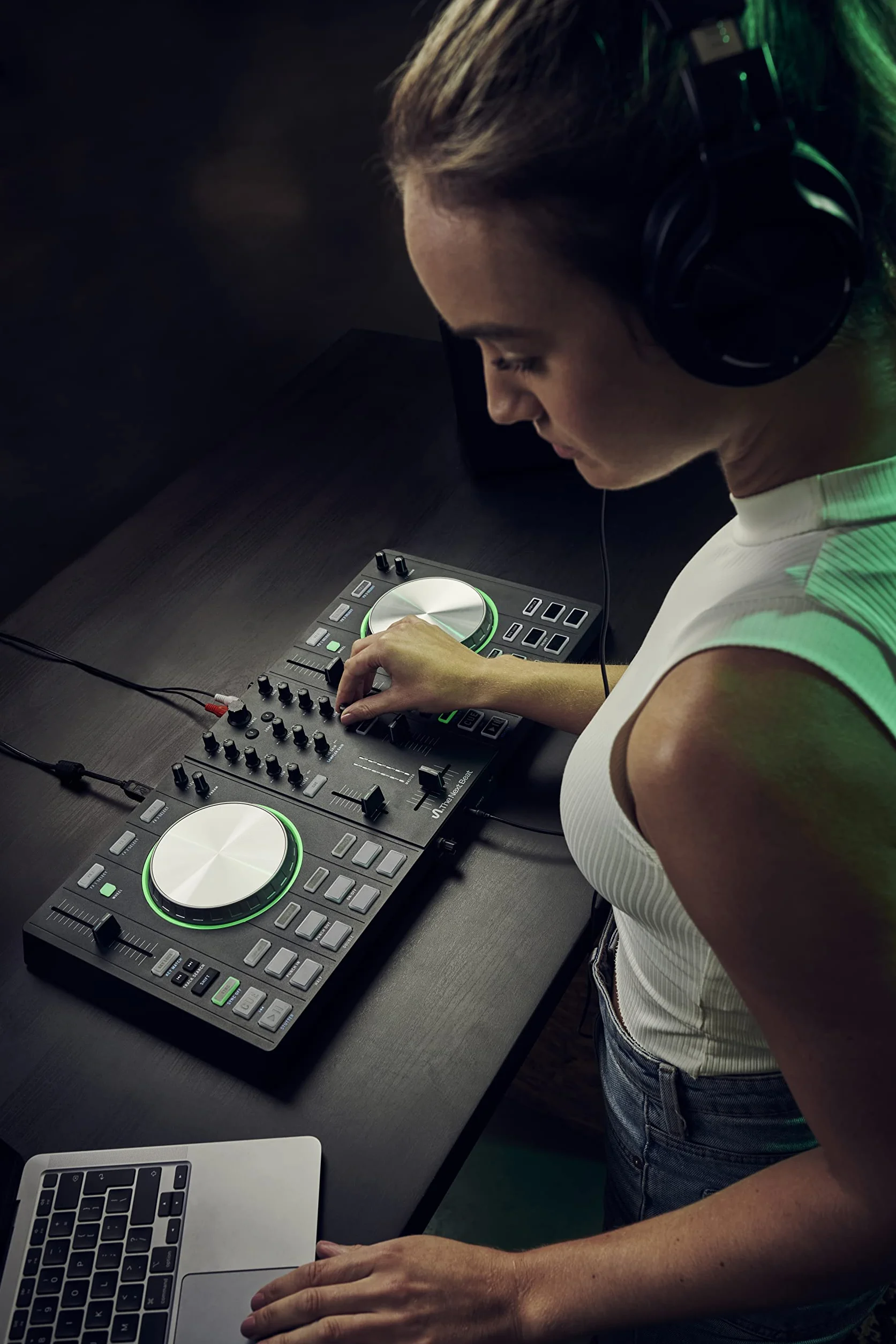 The Next Beat Tiësto DJ Controller - Łatwa profesjonalna nauka - wtyczka brytyjska - Lekcje online i aplikacje DJ w zestawie - bezpłatny 30-dniowy okres próbny muzyki Beatport