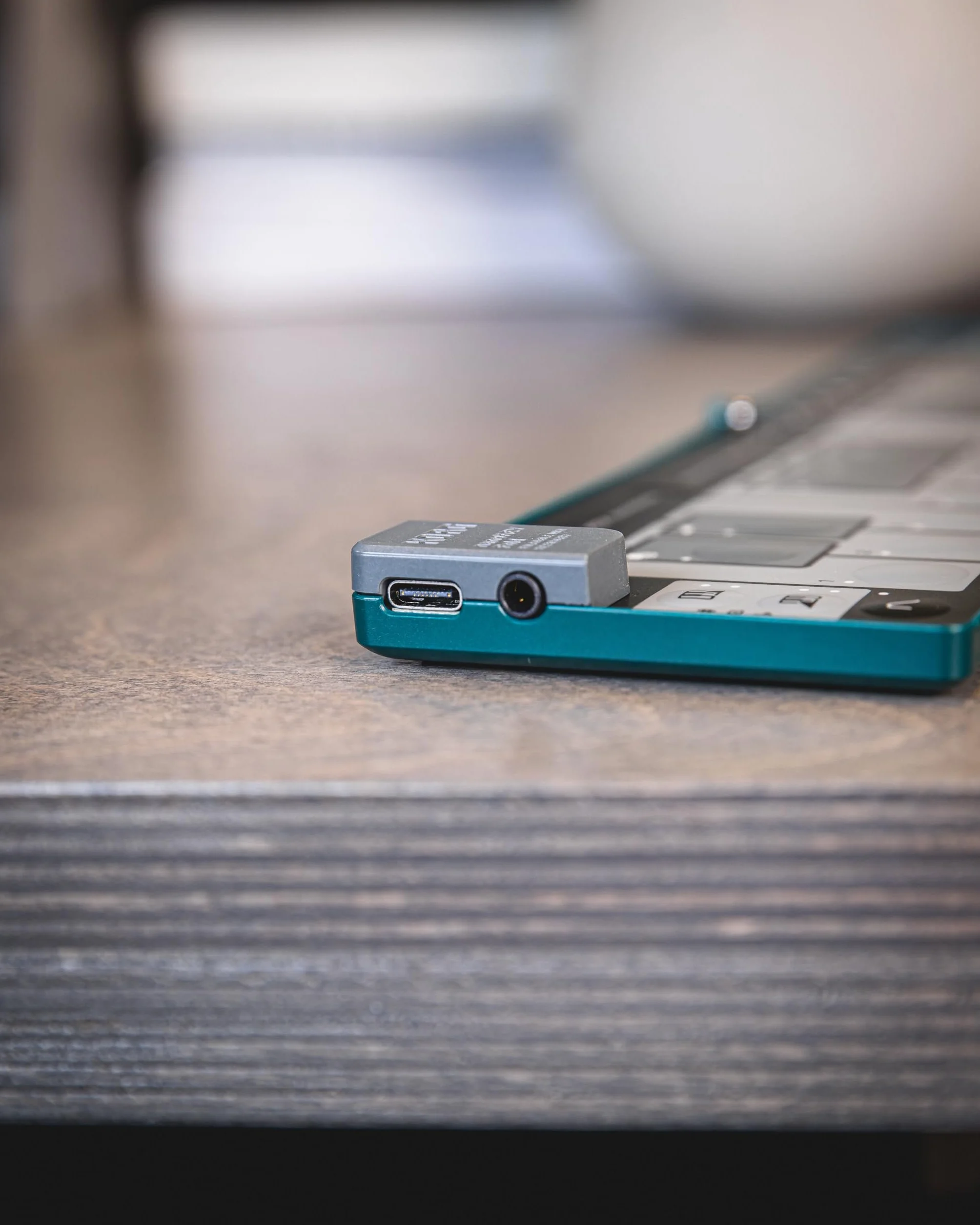 Korg nanoKEY Fold - składana klawiatura sterująca MIDI z 25 klawiszami i USB-C i TRS-MIDI - Czarna