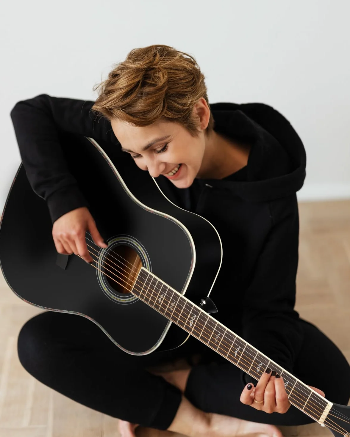 Winzz Czarna gitara akustyczna 4/4, dla początkujących, 41 cali z walizką gitarową, strojem, paskiem, kostkami, dodatkową struną i stojakiem na gitarę
