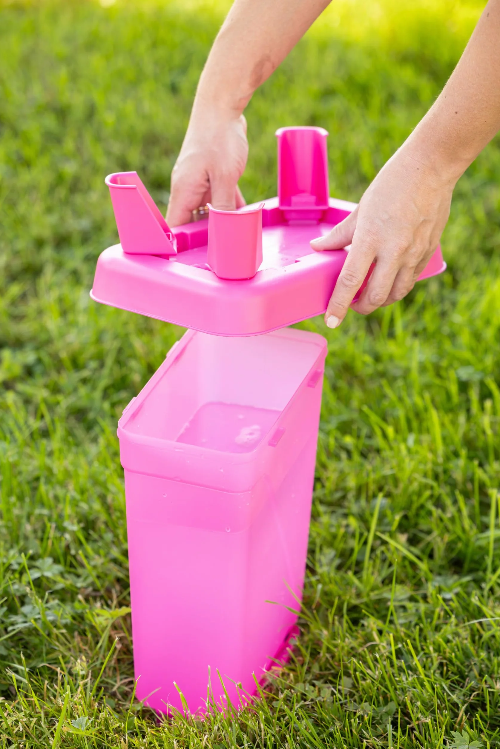 Kerbl Hobbyfarming Poidło Plastikowe z Nóżkami, Automatyczne Zasilanie w Wodę, Stabilna Podstawa, Odporne na Warunki Atmosferyczne, Łatwe do Czyszczenia, 3,5 L, Różowe