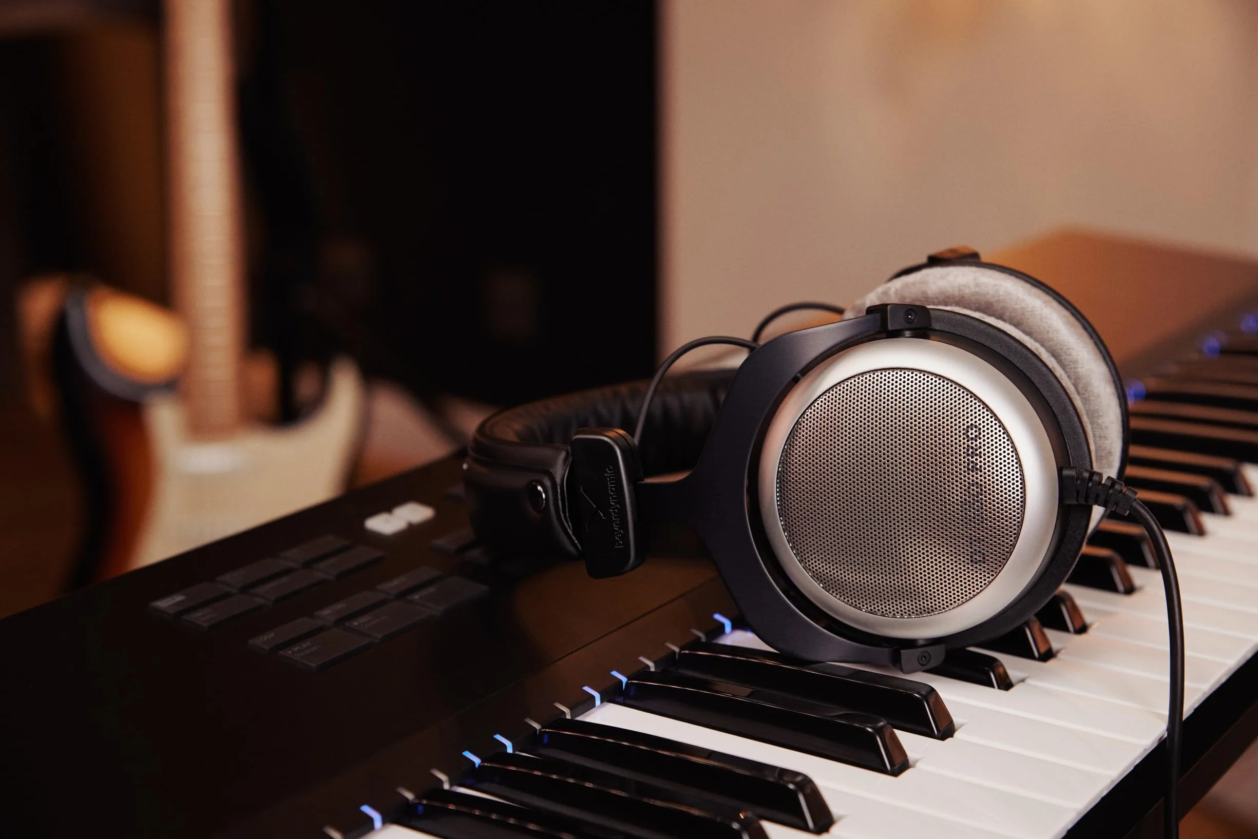 beyerdynamic DT 880 PRO nauszne słuchawki studyjne, półotwarta konstrukcja, przewodowe