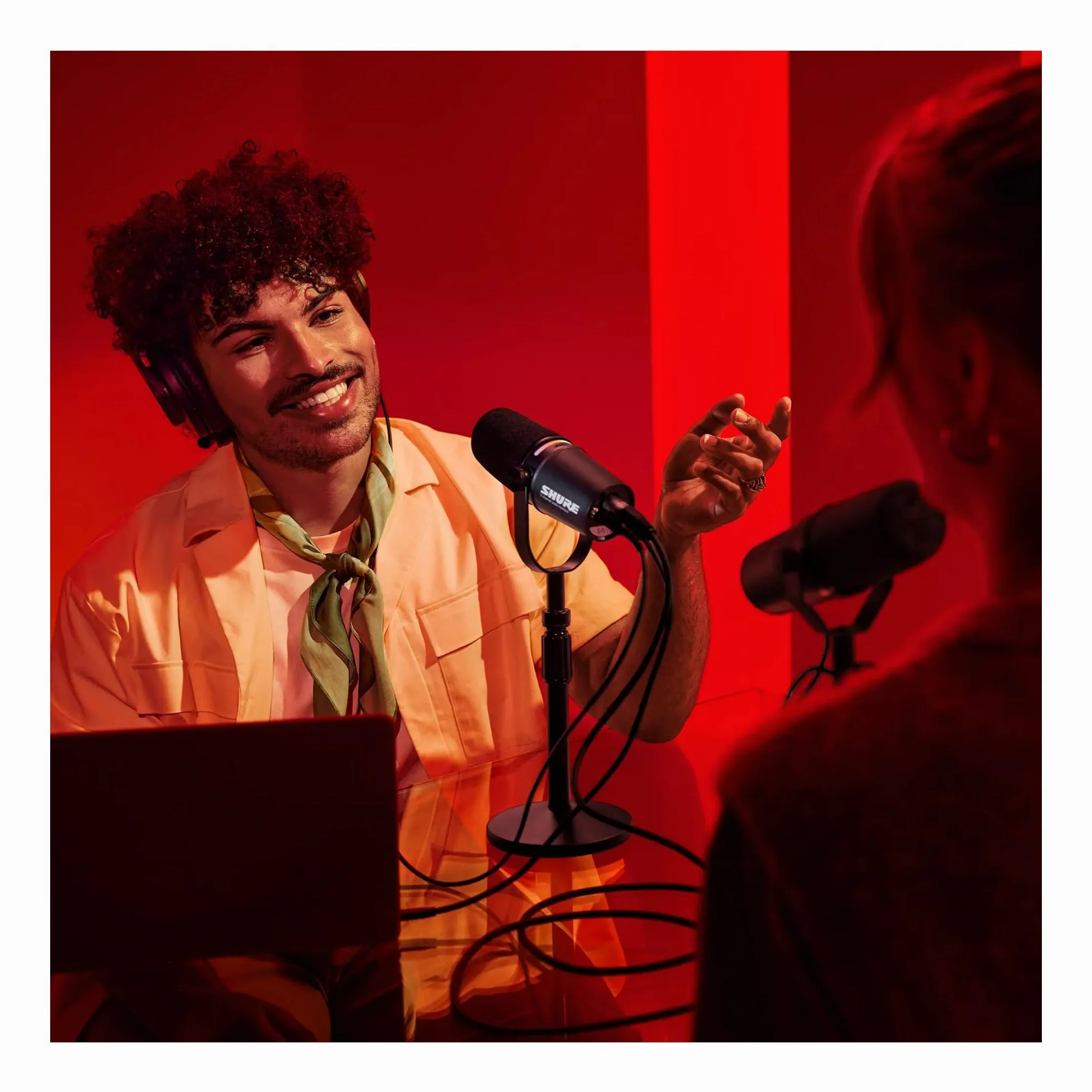 Shure Mikrofon MV7i Smart Podcast + Wbudowany Interfejs Audio – Zestaw Sprzętu z 2 Kanałami dla Podwójnych Mikrofonów XLR lub Mikrofon + Instrumenty XLR - Bezpośrednie Połączenie USB-C z PC/Telefonem