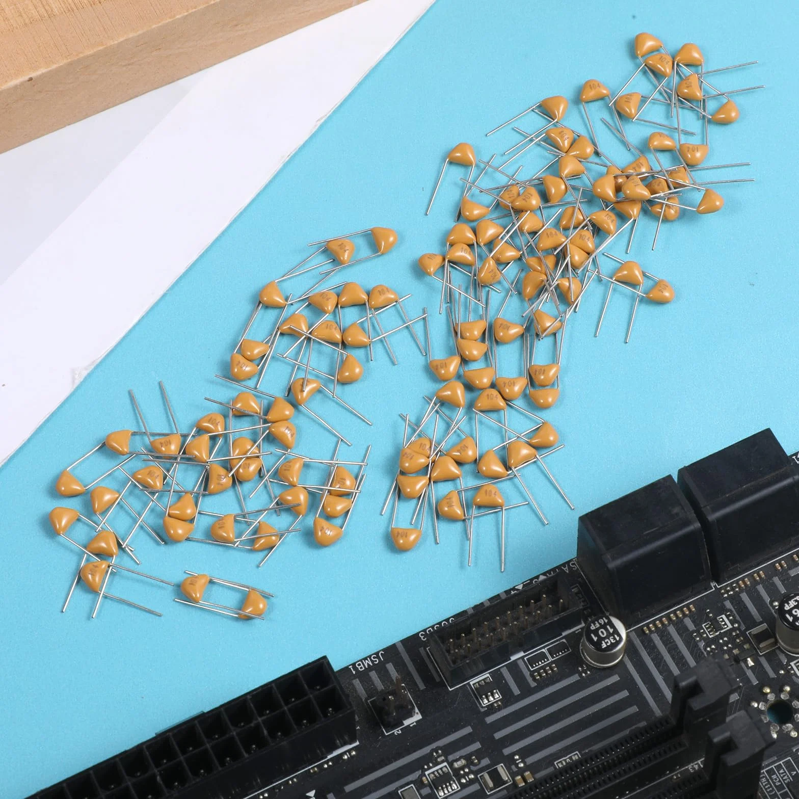 100 sztuk 0,1 µF 104 100 nF monolityczny kondensator ceramiczny, 0,1 µF 50 V, zestaw wielowarstwowych kondensatorów Monolithic Ceramic Capacitors Capacitors (5,08 mm)