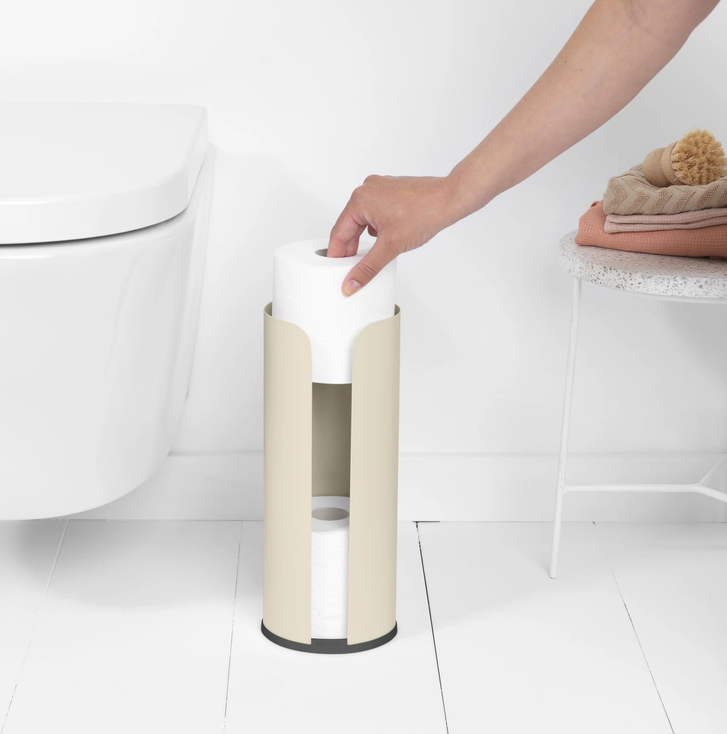 Brabantia - ReNew Zasobnik na Papier Toaletowy - Pomieści 3 Rolki - Pasuje do Różnych Typów Rolek - Nierysująca Podstawa - Antykorozyjny - Akcesorie Łazienkowe - Soft Beige - 13,2 x 13,2 x 32,1 cm