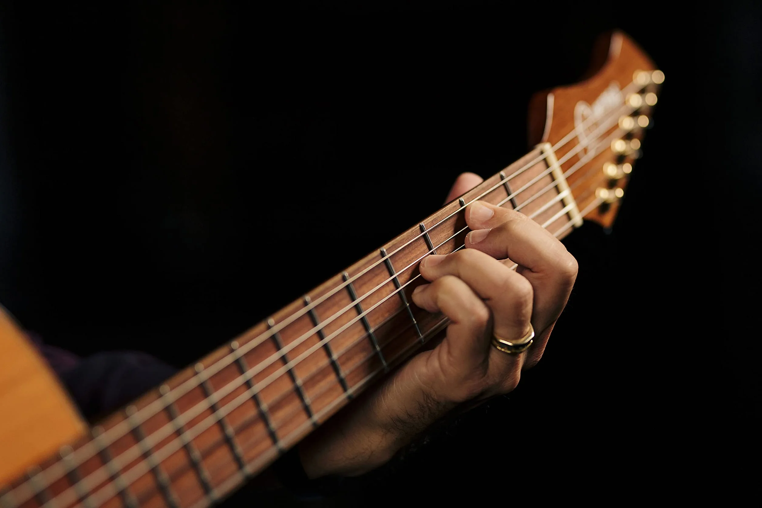 Ortega Guitars Classical Electro-Acoustic Guitar – Wąski Gryf, Korpus Thinline – Seria Signature – Lity Cedr/Orzech, Wykończenie Naturalne