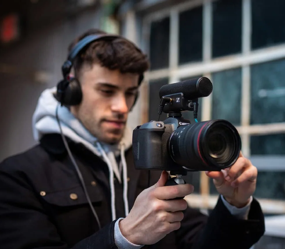 Sennheiser MKE 400 kierunkowy mikrofon do kamery strzelby, wbudowana ochrona przed wiatrem i amortyzacja wstrząsów, dla vlogerów i twórców, 3,5 mm kable TRS i TRSS w zestawie, czarny (508898)