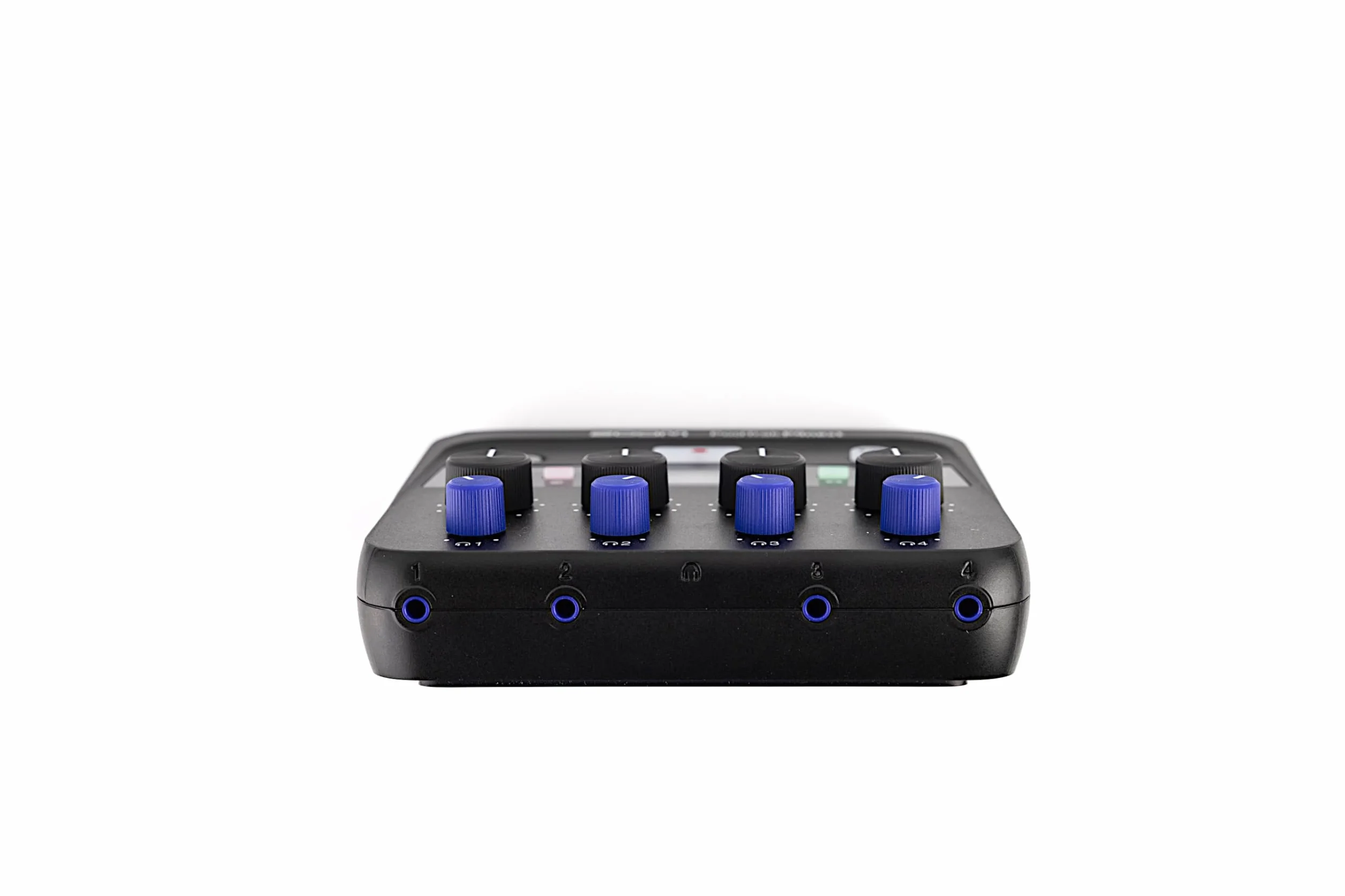 ZOOM PodTrak P4next Rejestrator podcastów, 4 wejścia mikrofonowe XLR, 4 wyjścia słuchawkowe, redukcja szumów AI, efekty dźwiękowe i kompresyjne, wejście telefoniczne, nagrywanie na kartę SD