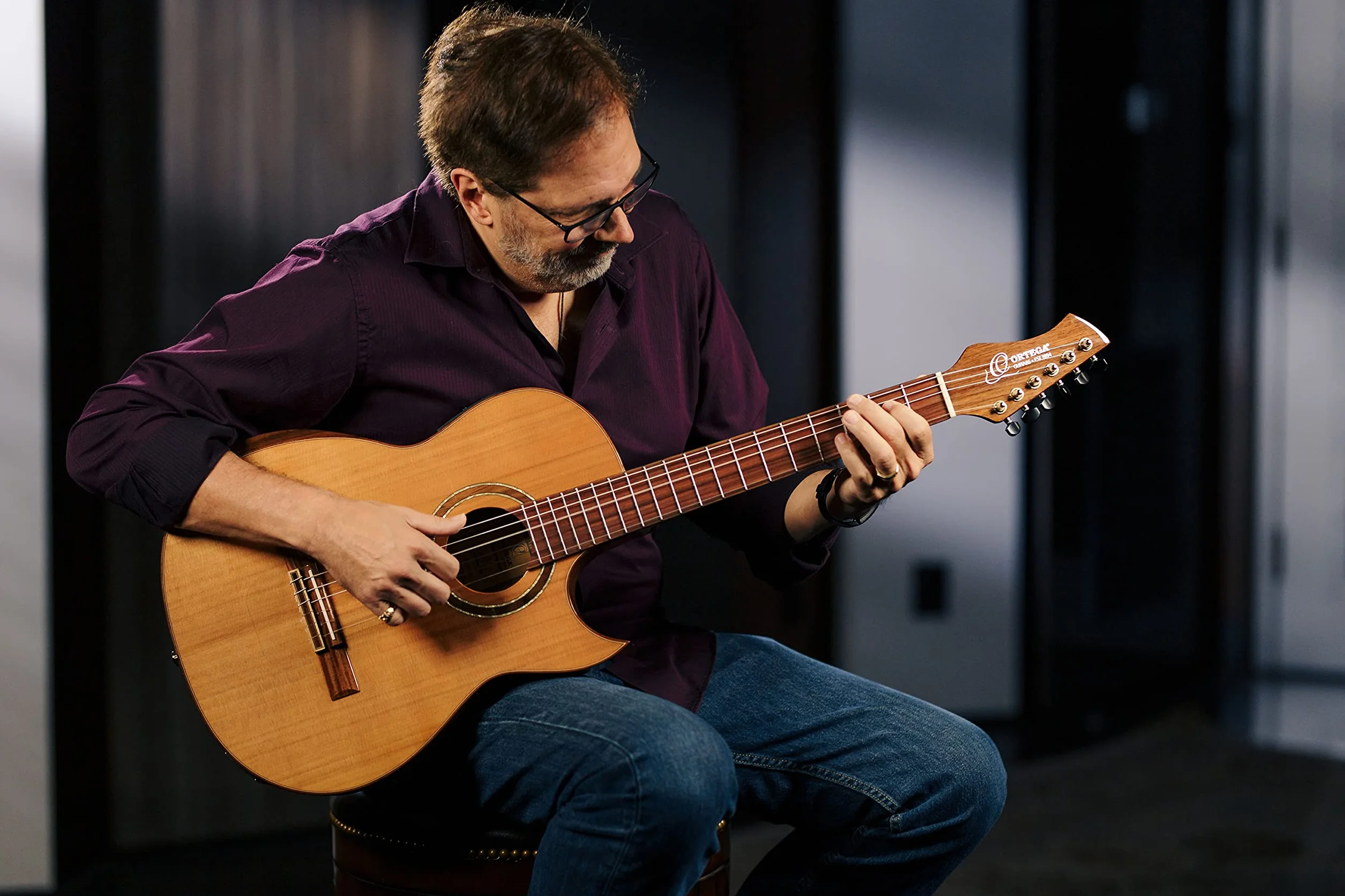 Ortega Guitars Classical Electro-Acoustic Guitar – Wąski Gryf, Korpus Thinline – Seria Signature – Lity Cedr/Orzech, Wykończenie Naturalne