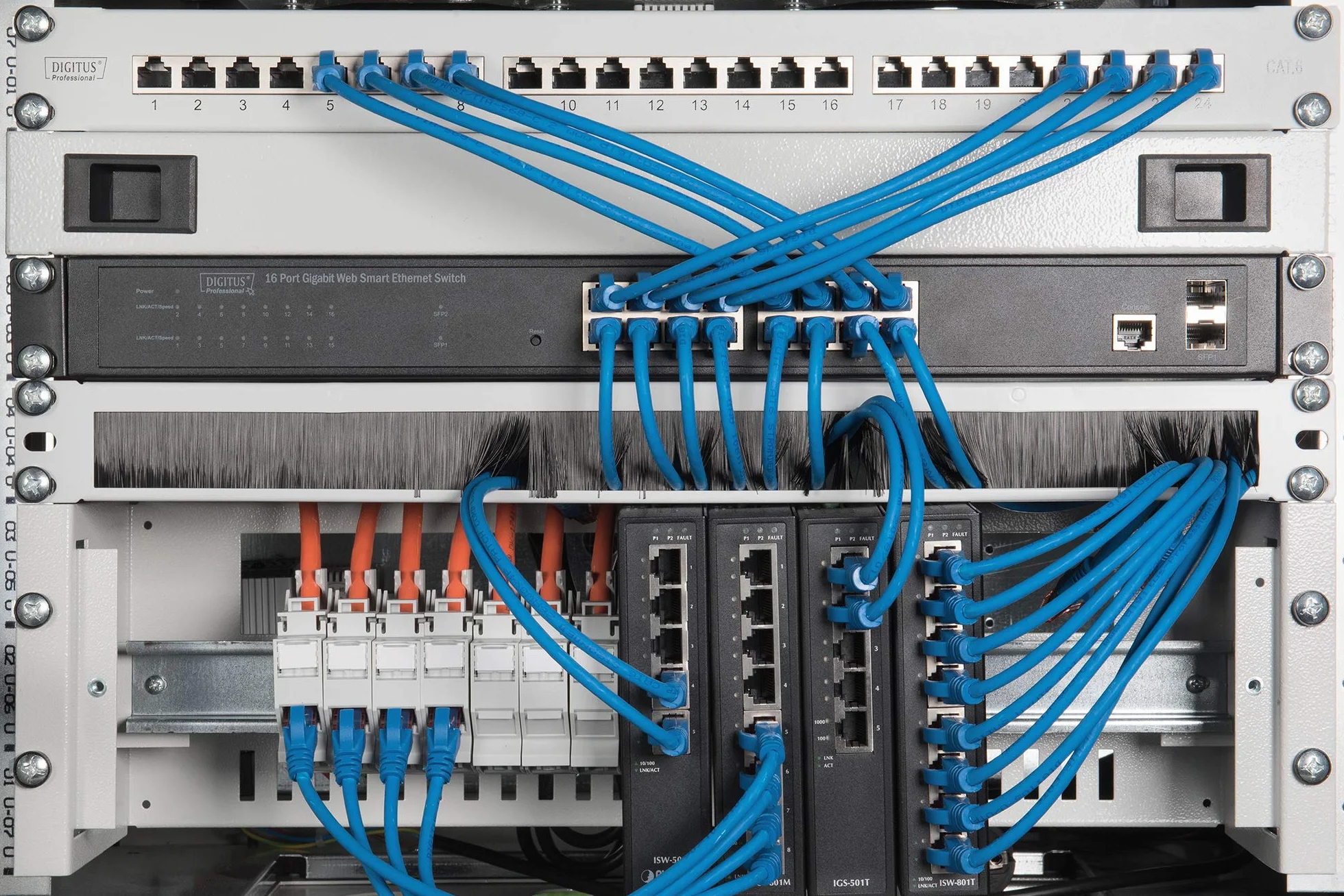 DIGITUS Przepust kablowy z listwą szczotkową i zatrzaskiem 1U 19 cali Szary