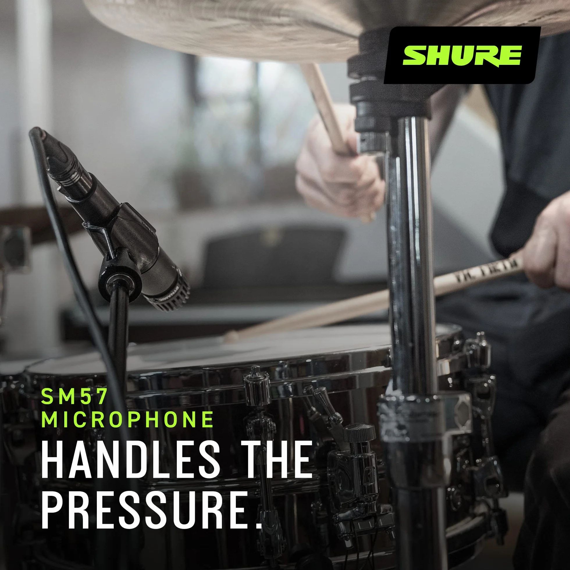 Shure SM57 Dynamiczny mikrofon instrumentalny z pneumatycznym mocowaniem wstrząsowym, klipsem A25D, torbą, złączem XLR