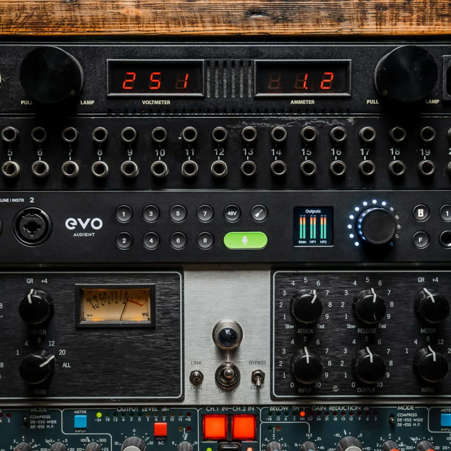 Interfejs audio Audient EVO16, najnowocześniejsza technologia konwersji (24 wejścia/wyjścia, Multichannel Smartgain, wyświetlacz LCD o wysokiej rozdzielczości, pętla audio, 8 wzmacniaczy