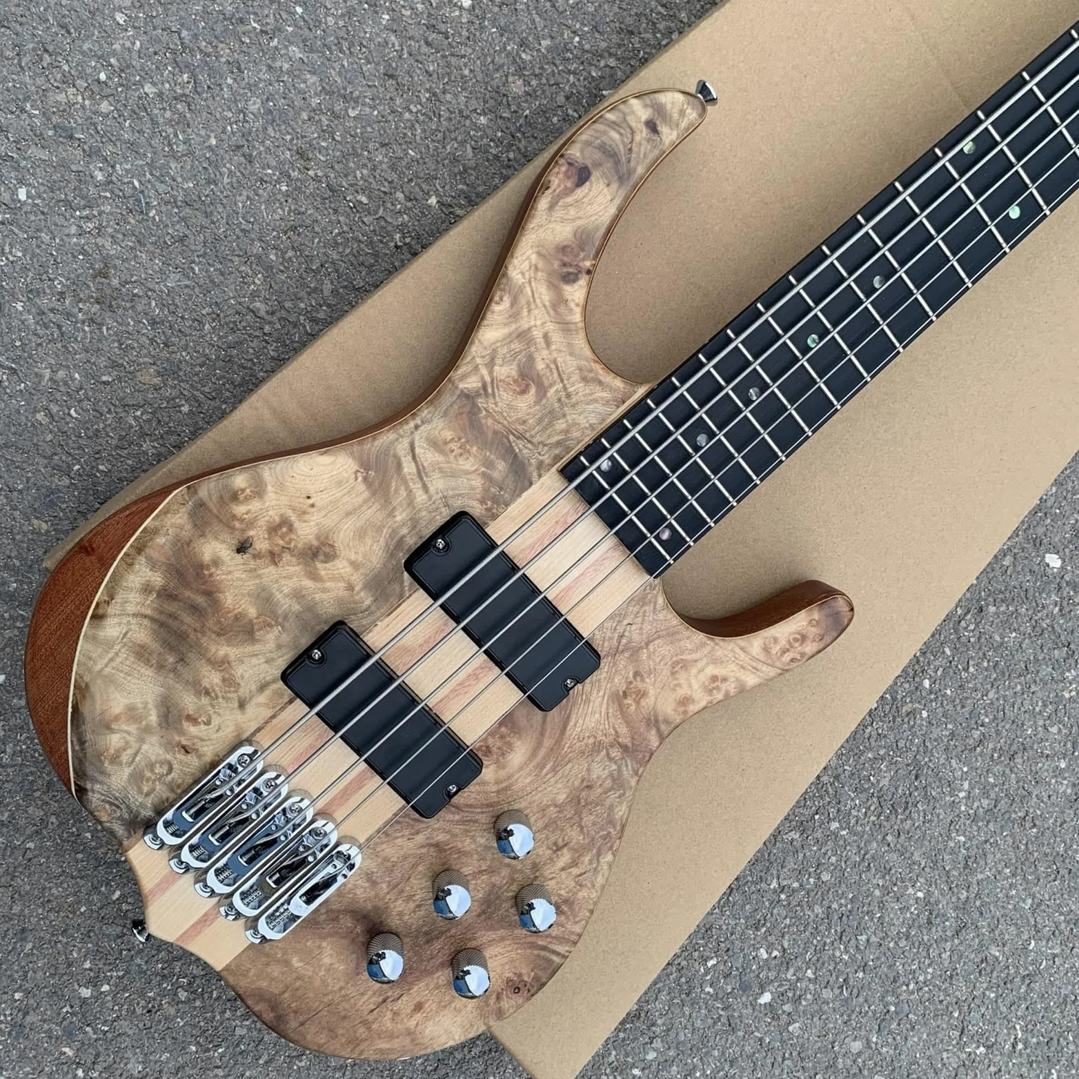 Pięciostrunowa Gitara Basowa Z Litego Drewna Wzmacniacz Na Jednej Płycie Gryf Korpus Typu Sandwich