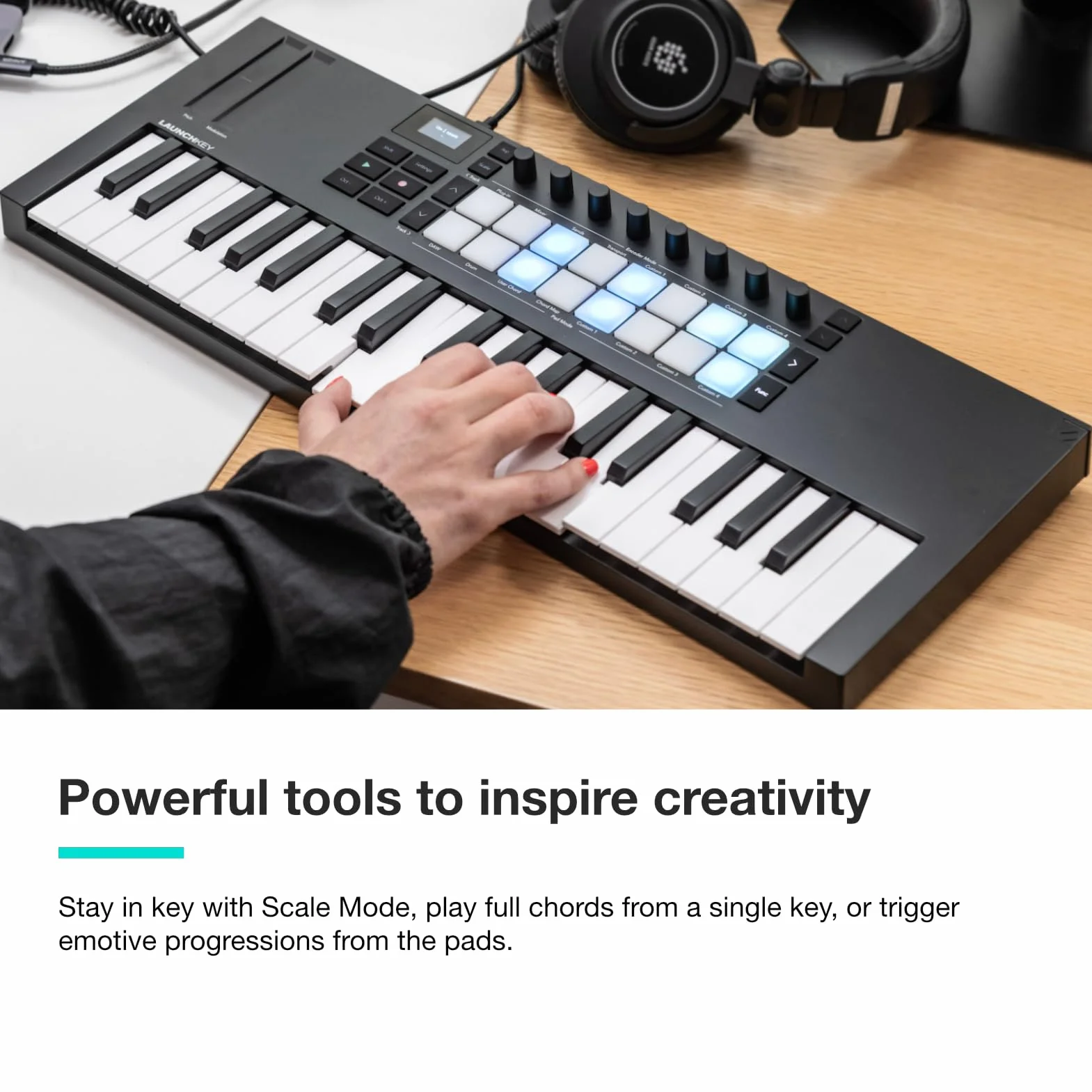 Novation Launchkey Mini 37 [MK4] — Przenośny kontroler klawiatury MIDI, 37 klawiszy, USB i integracja z DAW. Tryb akordów i skali, pady perkusyjne, arpeggiator i oprogramowanie do tworzenia muzyki