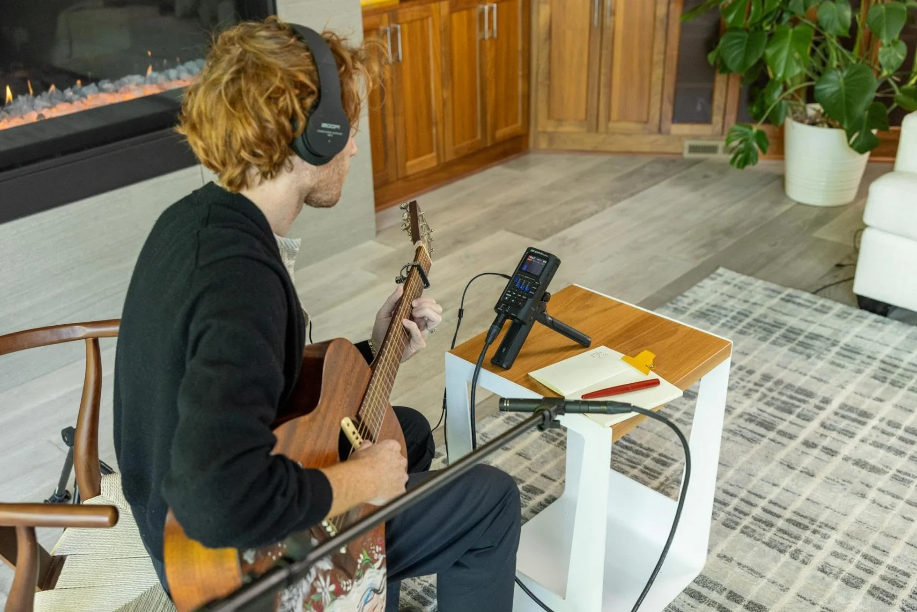 ZOOM R4 MultiTrak – mobilny 4-ścieżkowy rejestrator i kompaktowe studio audio dla muzyków i autorów piosenek, 32-bitowy dźwięk typu float, 2 wejścia combo XLR/TS, efekty, sekcja rytmiczna