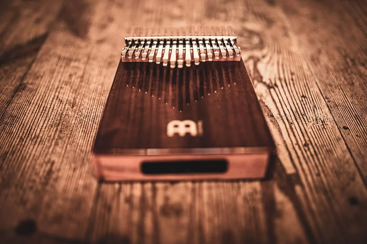Kalimba Sonic Energy Wah-Wah – 17 Dżwięków w Tonacji C-dur – Do Sekcji Perkusyjnej i Studia – Akacja – z Akcesoriami (KL1705H)