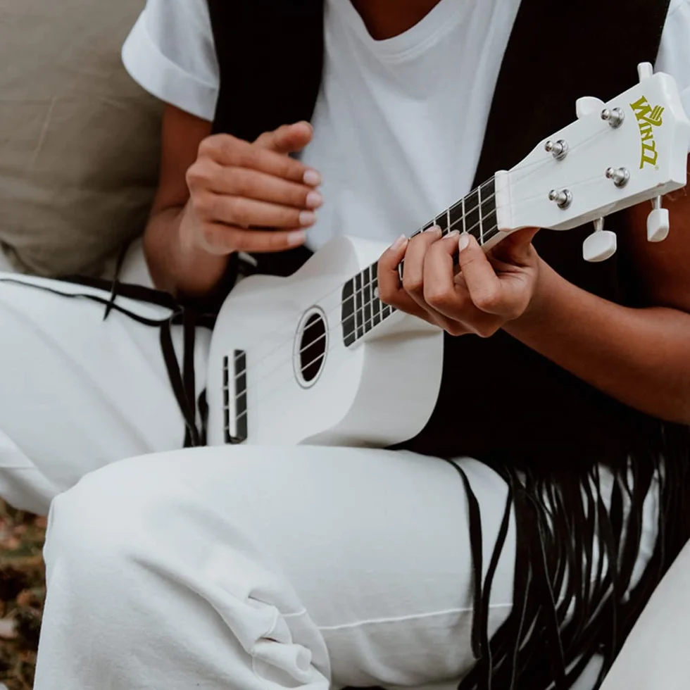 Winzz ukulele sopranowe, zestaw startowy dla początkujących z pokrowcem, urządzeniem do strojenia, dodatkowymi strunami, paskiem, plektronem, naklejkami na próg, arkuszem z chwytami