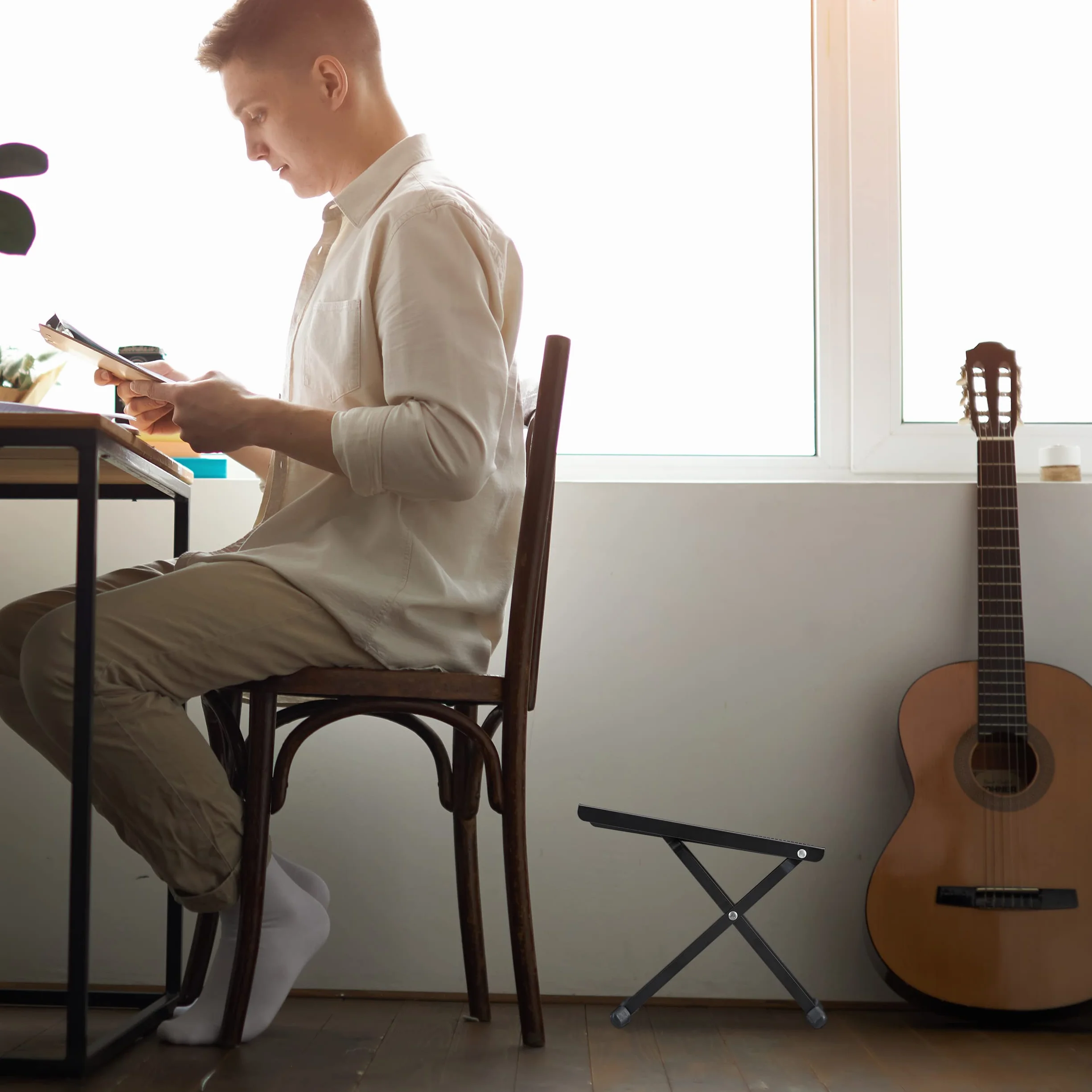 Relaxdays Podnóżek gitarowy, ergonomiczna pozycja, antypoślizgowy, składany, 4 ustawienia wysokości, stojak na gitarę, czarny, 1 sztuka