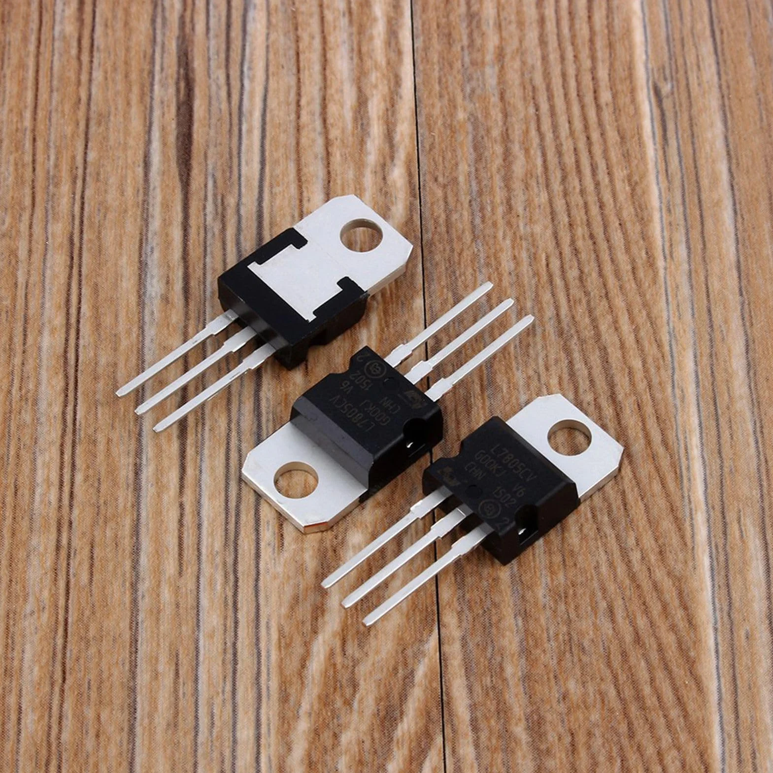 Układ Scalony Stabilizujący Napięcie Pozytywne Hurtownie 10 Sztuk Dużo L7805 LM7805 7805 Regulator Napięcia 5V 1.5A Nowy Zestaw Tranzystor L7805 LM7805 7805