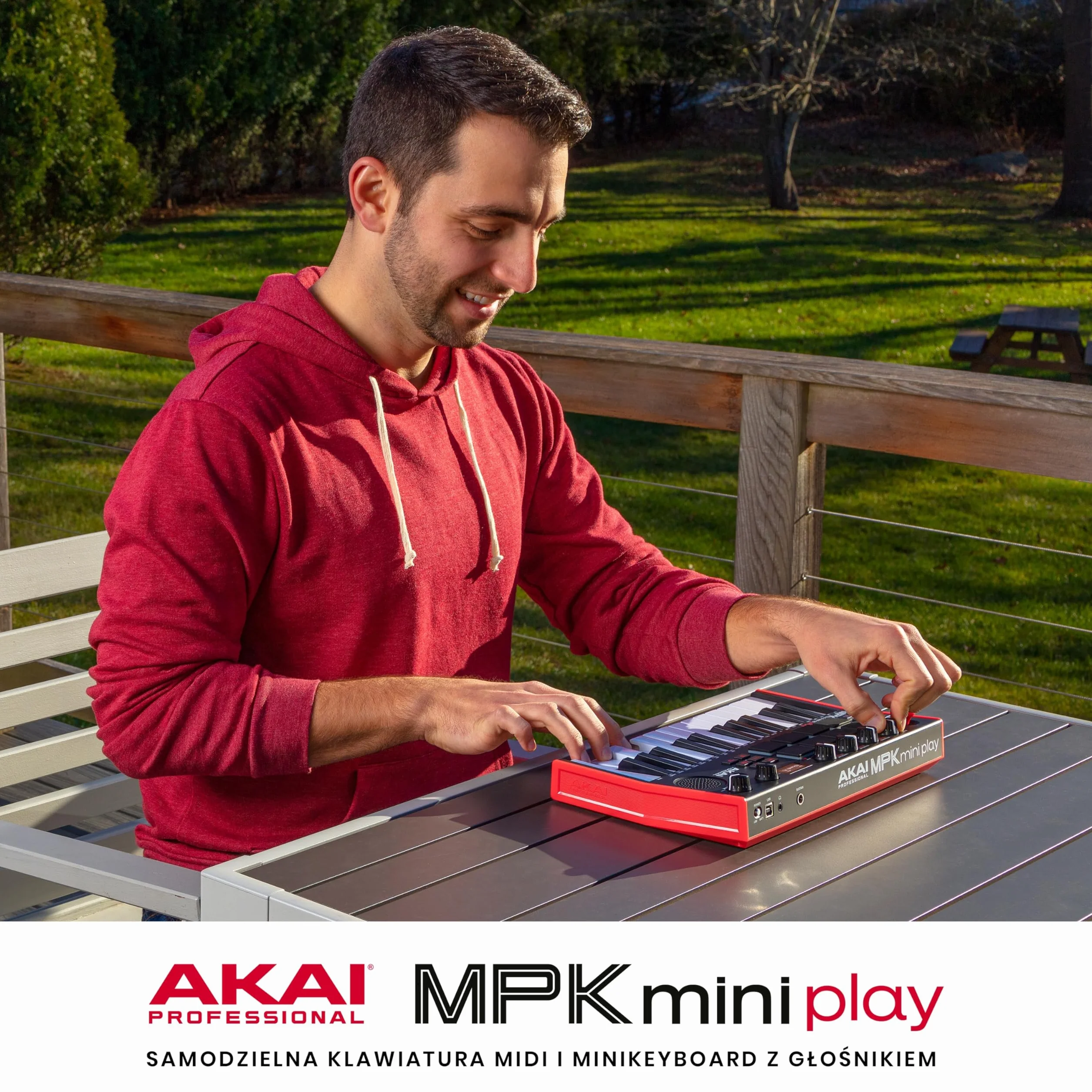 Akai Professional MPK Mini Play MK3 – klawiatura sterująca MIDI z wbudowanym głośnikiem i brzmieniami, dynamiczną klawiaturą, padami MPC, pakietem oprogramowania oraz pakietem Native Instruments