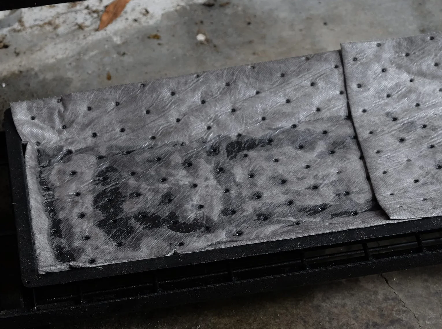 Oil-Dri L90902 15" W x 19" L Universal Heavy Weight Bonded Perforated Pads (100 Mats/Box)