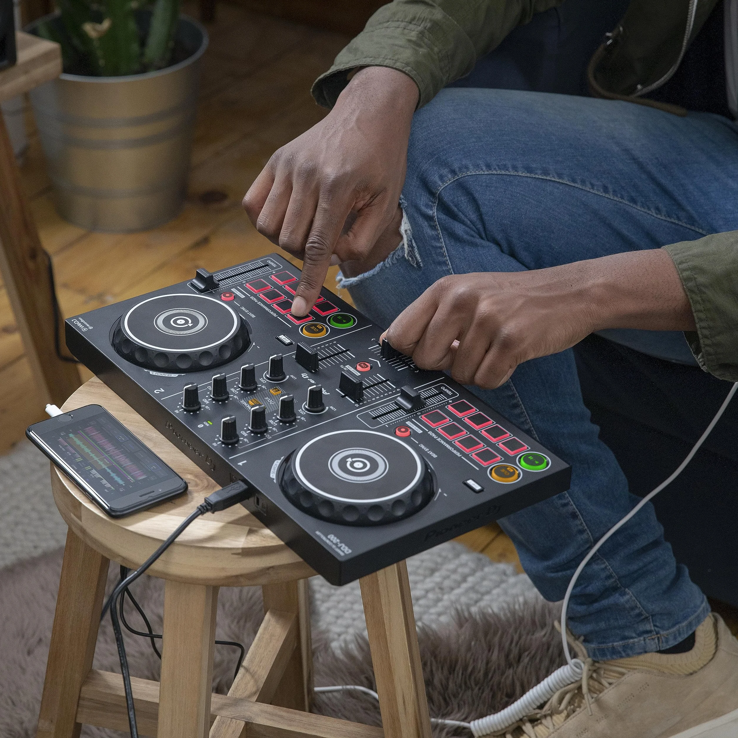 Pioneer DDJ-200 – kontroler wejścia Bluetooth dla DJ-ów ze smartfonem, czarny