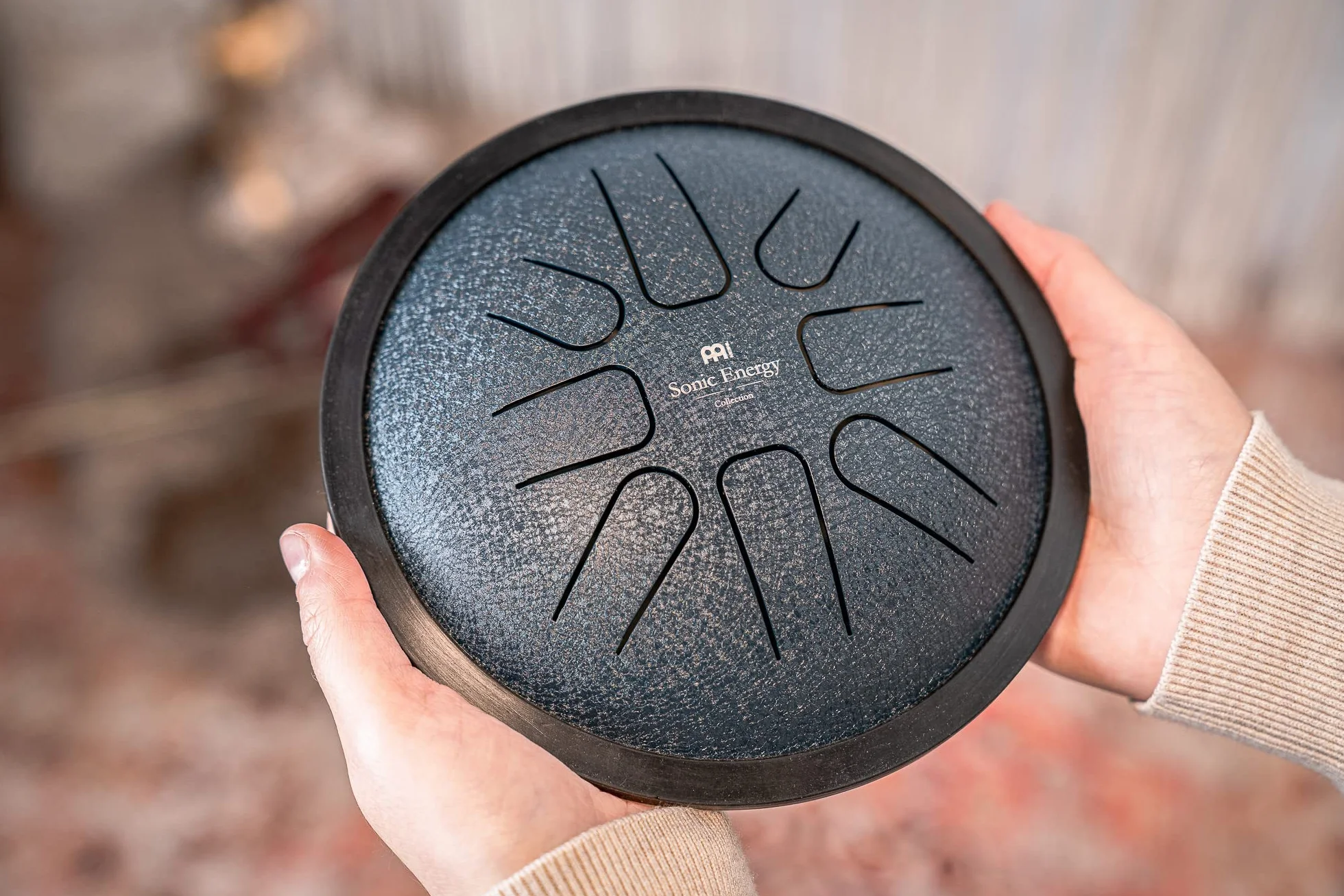 Sonic Energy Steel Tongue Drum – Mały 7-calowy Bęben w Tonacji G-moll – Instrument ze Stali Nierdzewnej do Medytacji, Jogi, Dla Dzieci – w Zestawie z Pałeczkami i Woreczkiem (SSTD2NB)