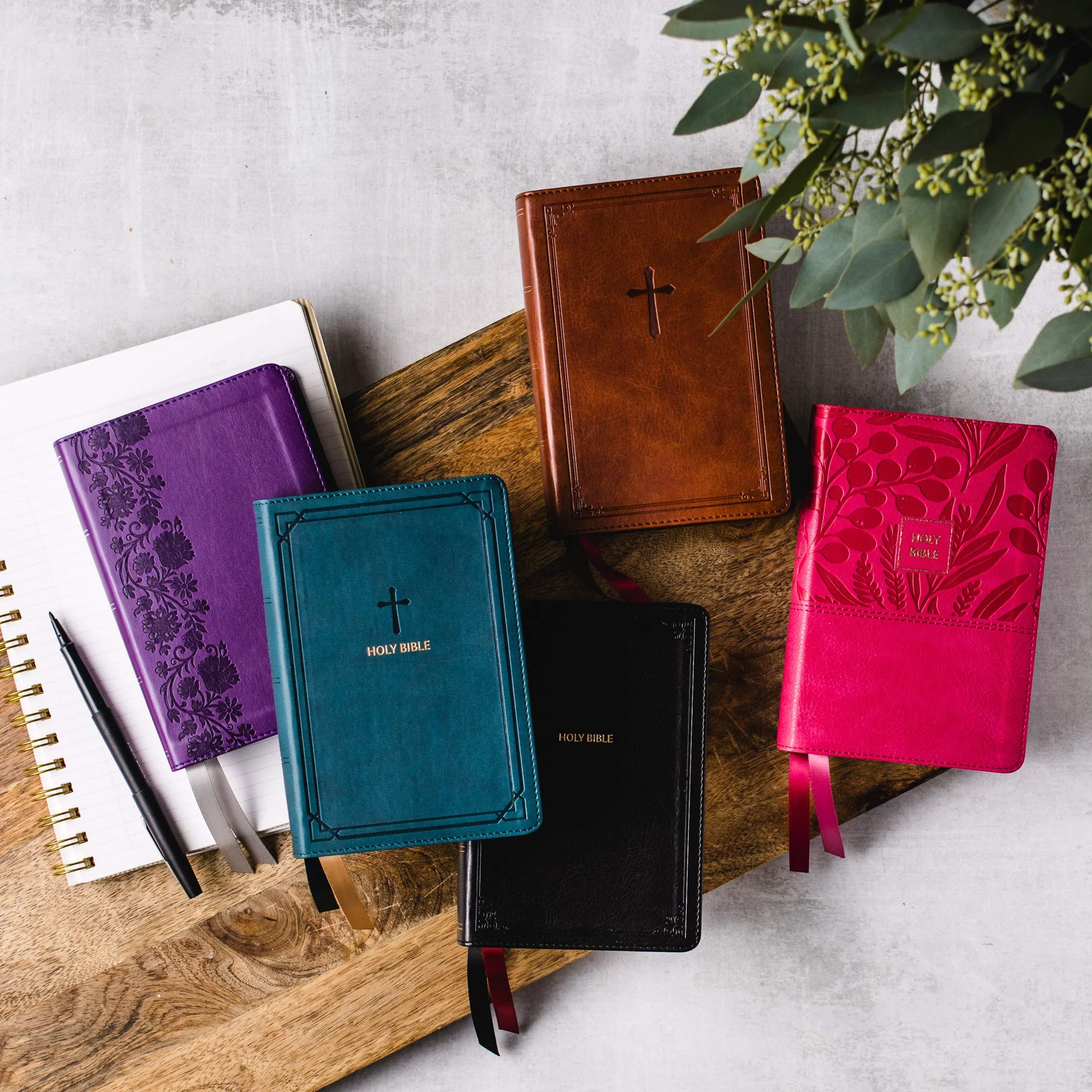 Nkjv, Reference Bible, Compact, Leathersoft, Black, Red Letter Edition, Comfort Print: Holy Bible, New King James Version