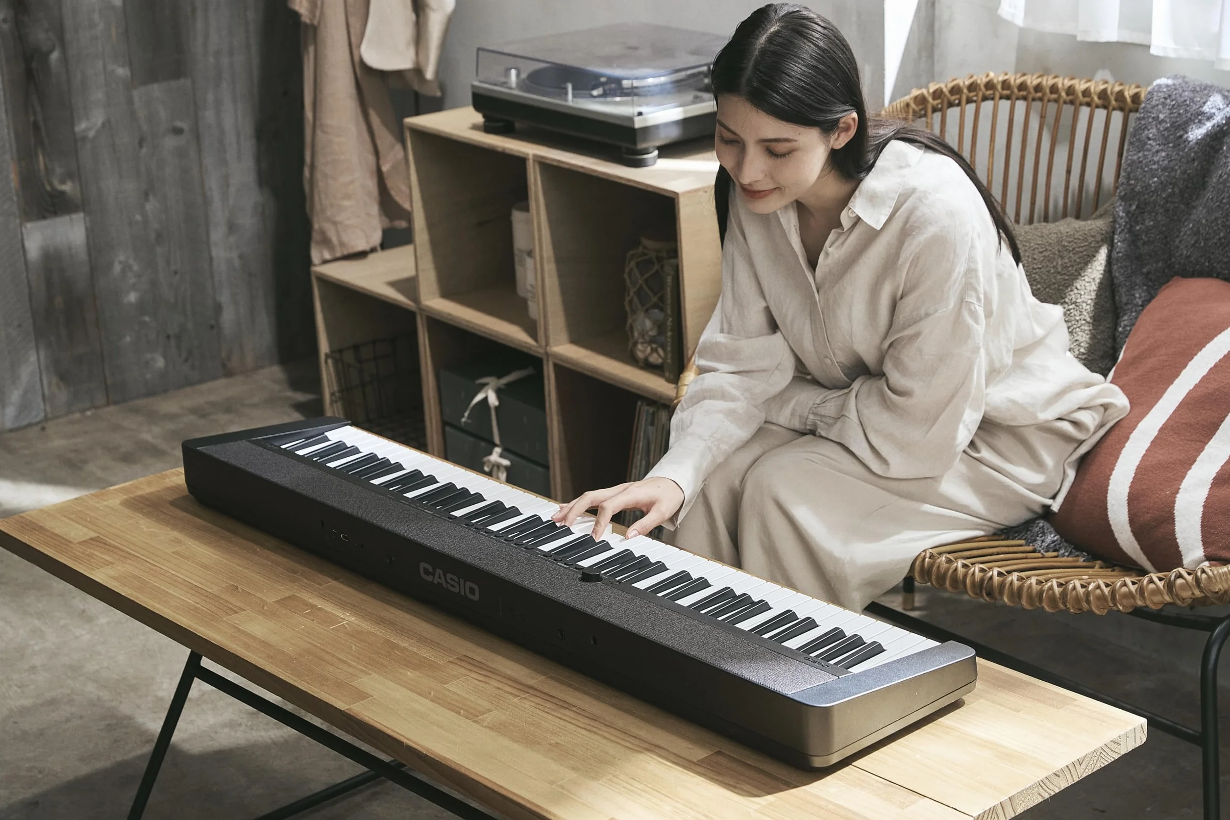 Casio Klawiatura fortepianowa CT-S1-76BK z 76 klawiszami czułymi na prędkość i 61 tonami w kolorze czarnym