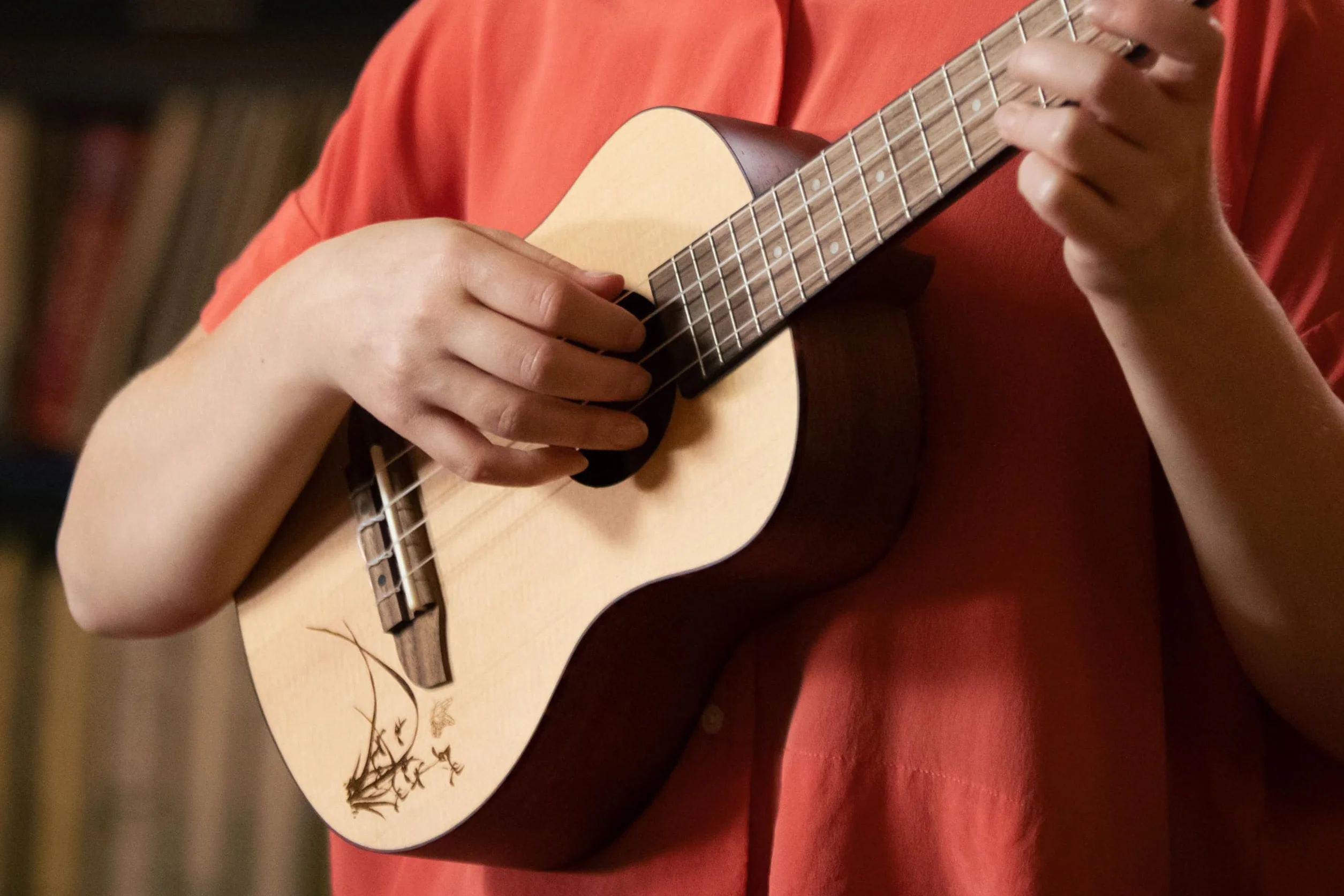 Ortega RU5-TE Tenor Ukulele Świerkowy Blat Sapele Korpus Satynowe Wykończenie 18 Progów