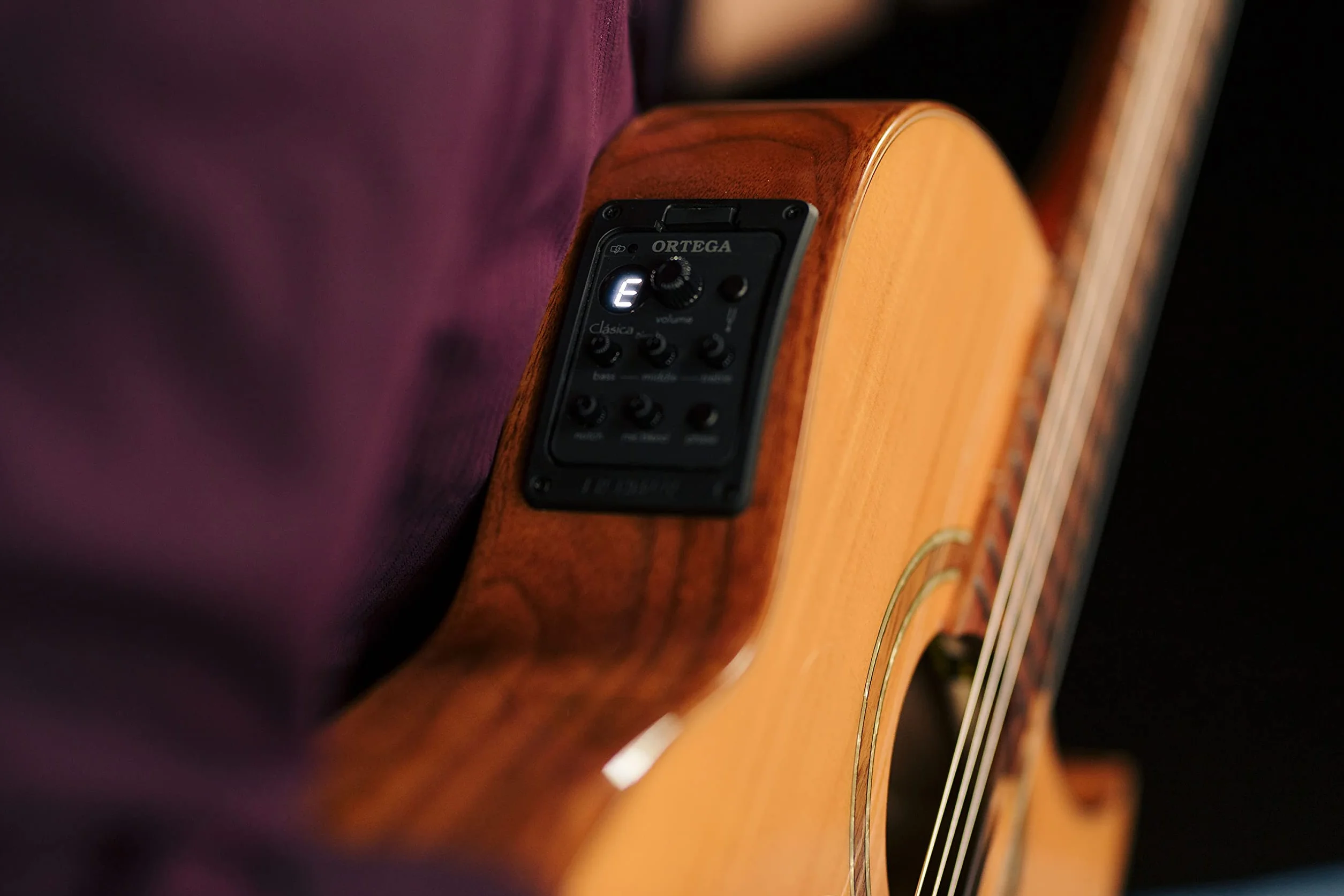 Ortega Guitars Classical Electro-Acoustic Guitar – Wąski Gryf, Korpus Thinline – Seria Signature – Lity Cedr/Orzech, Wykończenie Naturalne