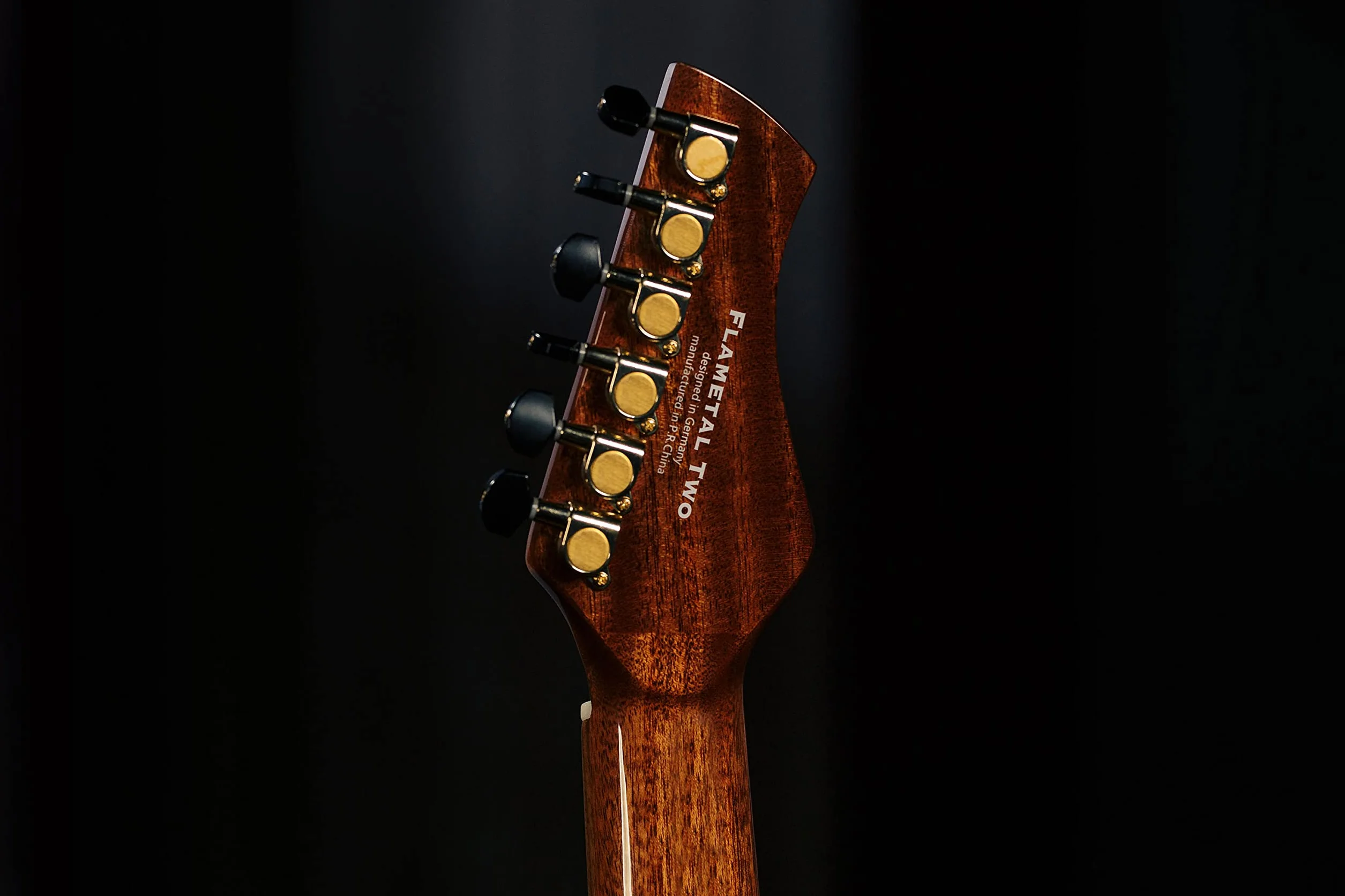 Ortega Guitars Classical Electro-Acoustic Guitar – Wąski Gryf, Korpus Thinline – Seria Signature – Lity Cedr/Orzech, Wykończenie Naturalne