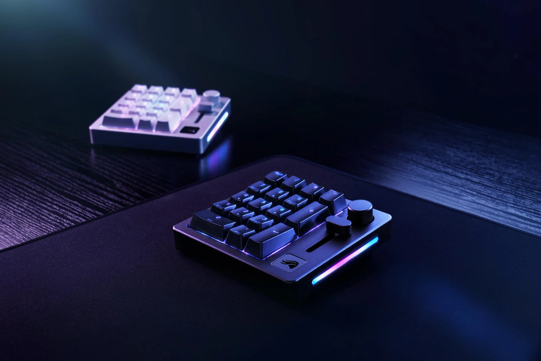 Glorious Gaming GMMK – przewodowo lub bezprzewodowo (Bluetooth), aluminium, suwak do konfiguracji i gałka do obrotów, RGB, 18x ABS doubleshoot – Czarny