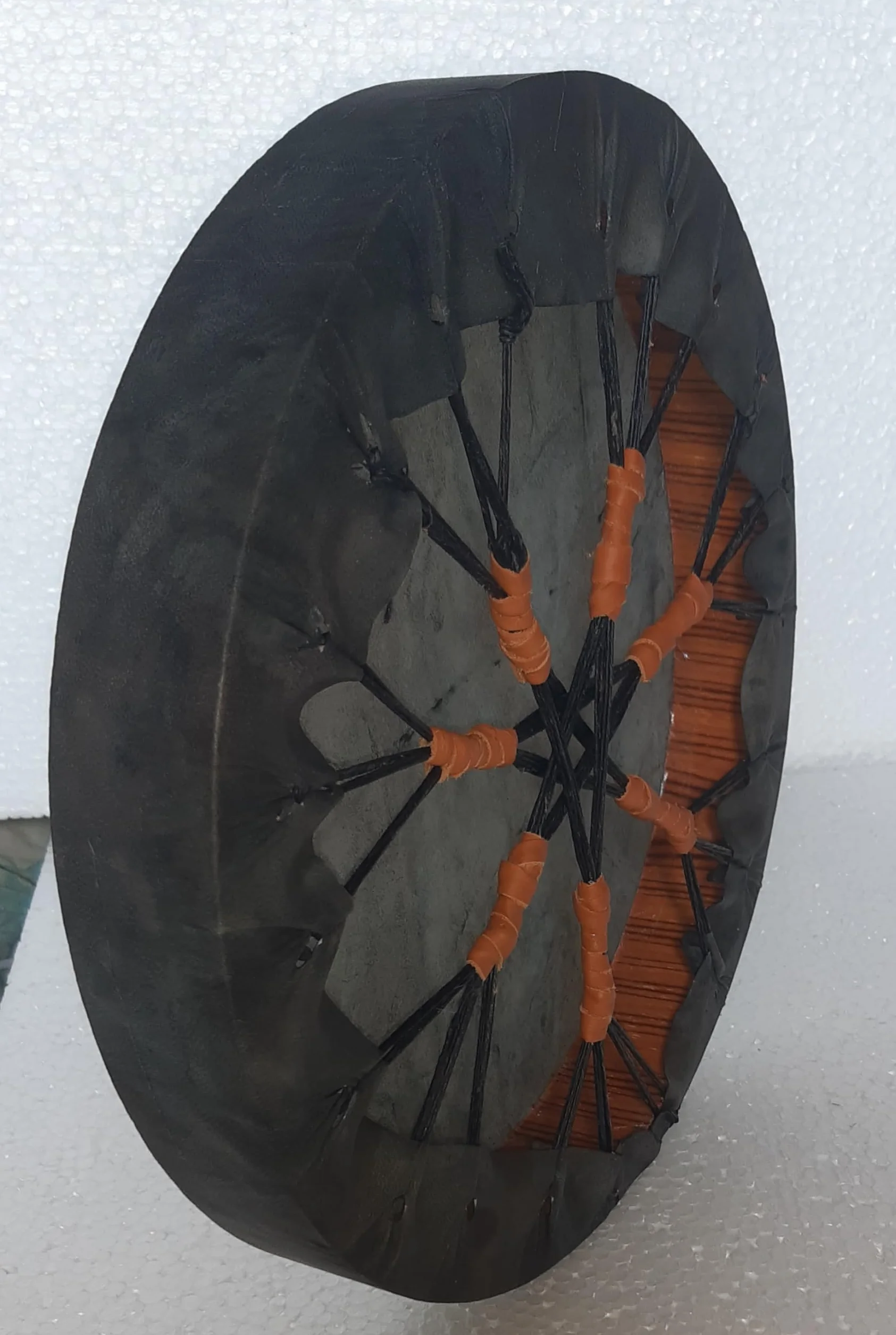 46 cm (46 cm) Ręcznie robiony, czarny bęben ze skóry bawoła, bęben szamański, szamański, perkusja, medytacja jogi, uzdrawianie medycyną, drewniana rama, uroczystość wydarzeń + trzepak, młotek
